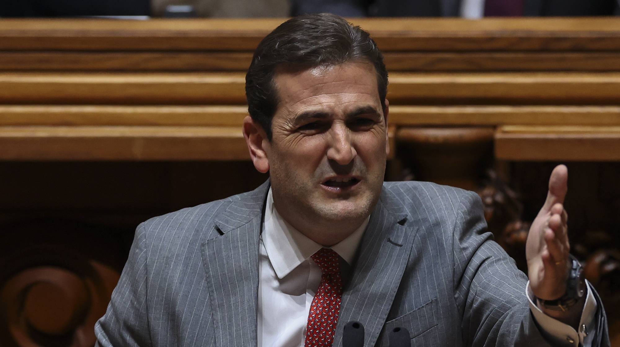 O deputado do PSD, Hugo Soares intervém durante o debate paralamentar sobre as portagem nos lanços e sublanços das autoestradas do Interior (ex-SCUT) na Assembleia da República, Lisboa, 2 de maio de 2024. MANUEL DE ALMEIDA/LUSA