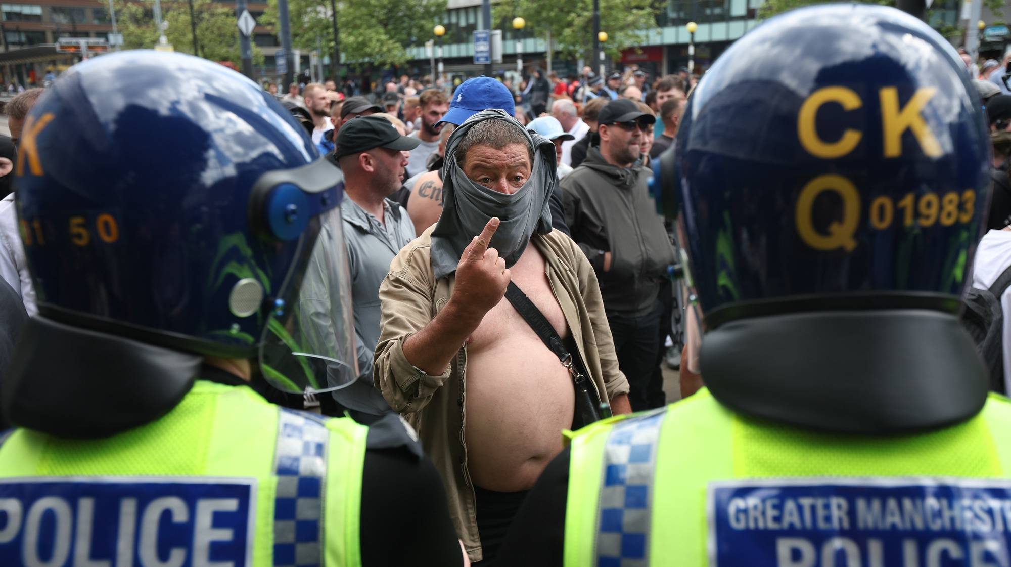 epa11522439 Protesters confront police in Manchester, Britain, 03 August 2024. Violent demonstrations by members of far-right groups have sprung up across Britain in the aftermath of a fatal stabbing attack in Southport, in which three children were killed and eight more seriously injured along with two adults.  EPA/STR