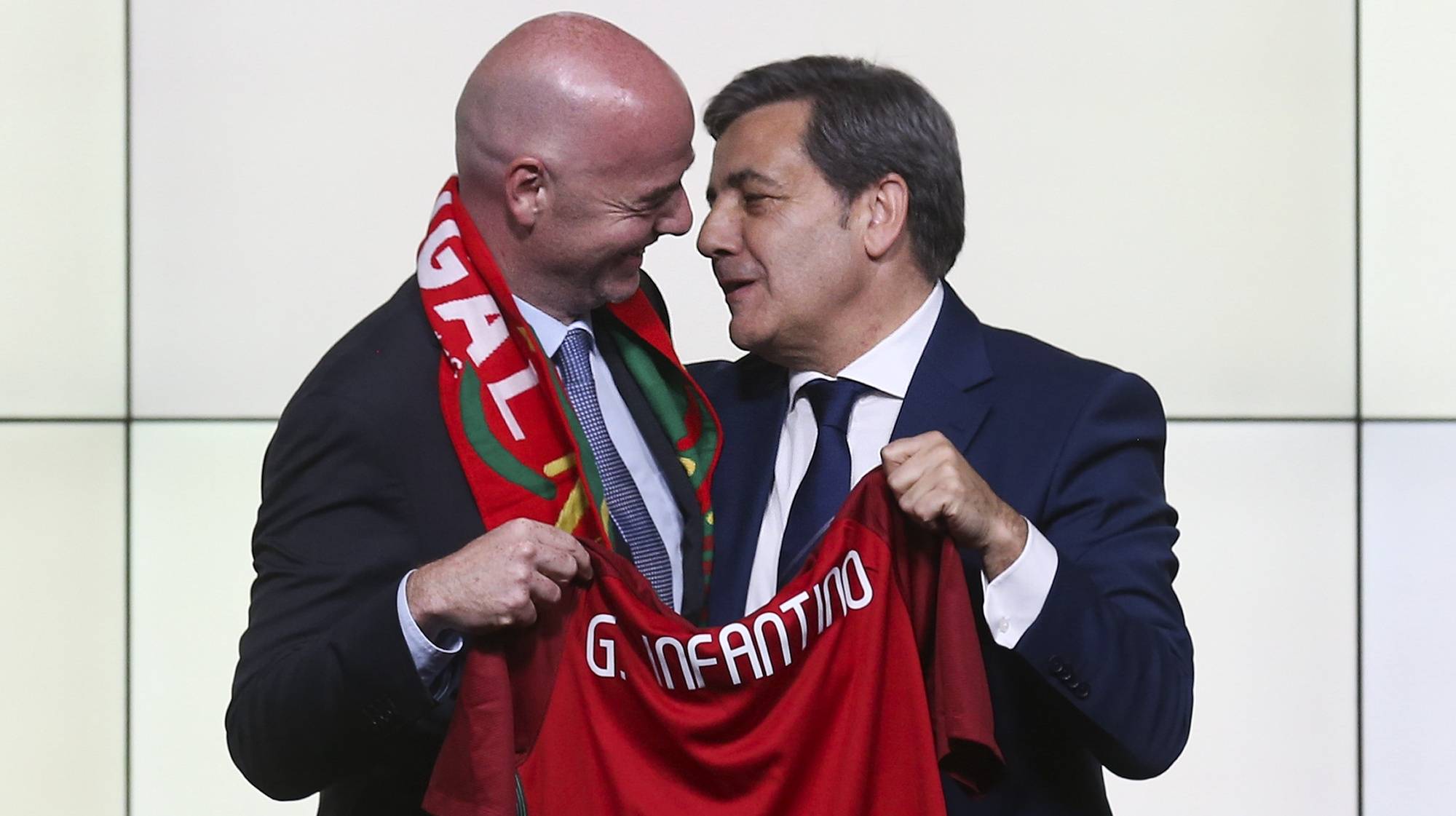 O presidente da Federação Portuguesa de Futebol (FPF), Fernando Gomes (D),  entrega uma camisola da seleção nacional ao presidente da FIFA, Gianni Infantino (E),  durante a cerimónia que marca o início do segundo mandato de Fernando Gomes na presidência da FPF, 7 junho 2016, na sede federação, Cidade do Futebol, em Oeiras.  ANDRÉ KOSTERS / LUSA