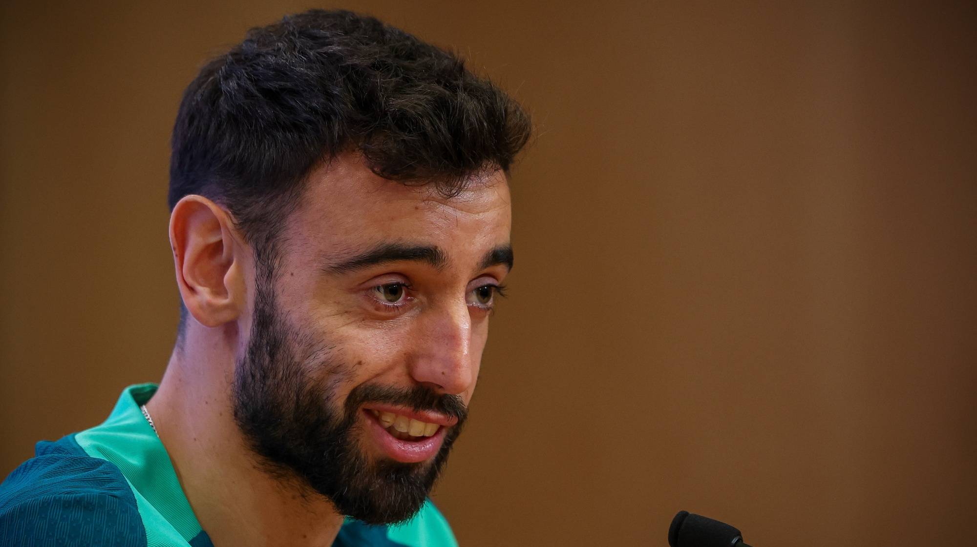 epa11228433 Portugal national soccer team player Bruno Fernandes attends a press conference at Cidade do Futebol in Oeiras, Portugal, 18 March 2024. Portugal will play friendly matches against Sweden and Slovenia in preparation for the upcoming EURO 2024.  EPA/JOSE SENA GOULAO