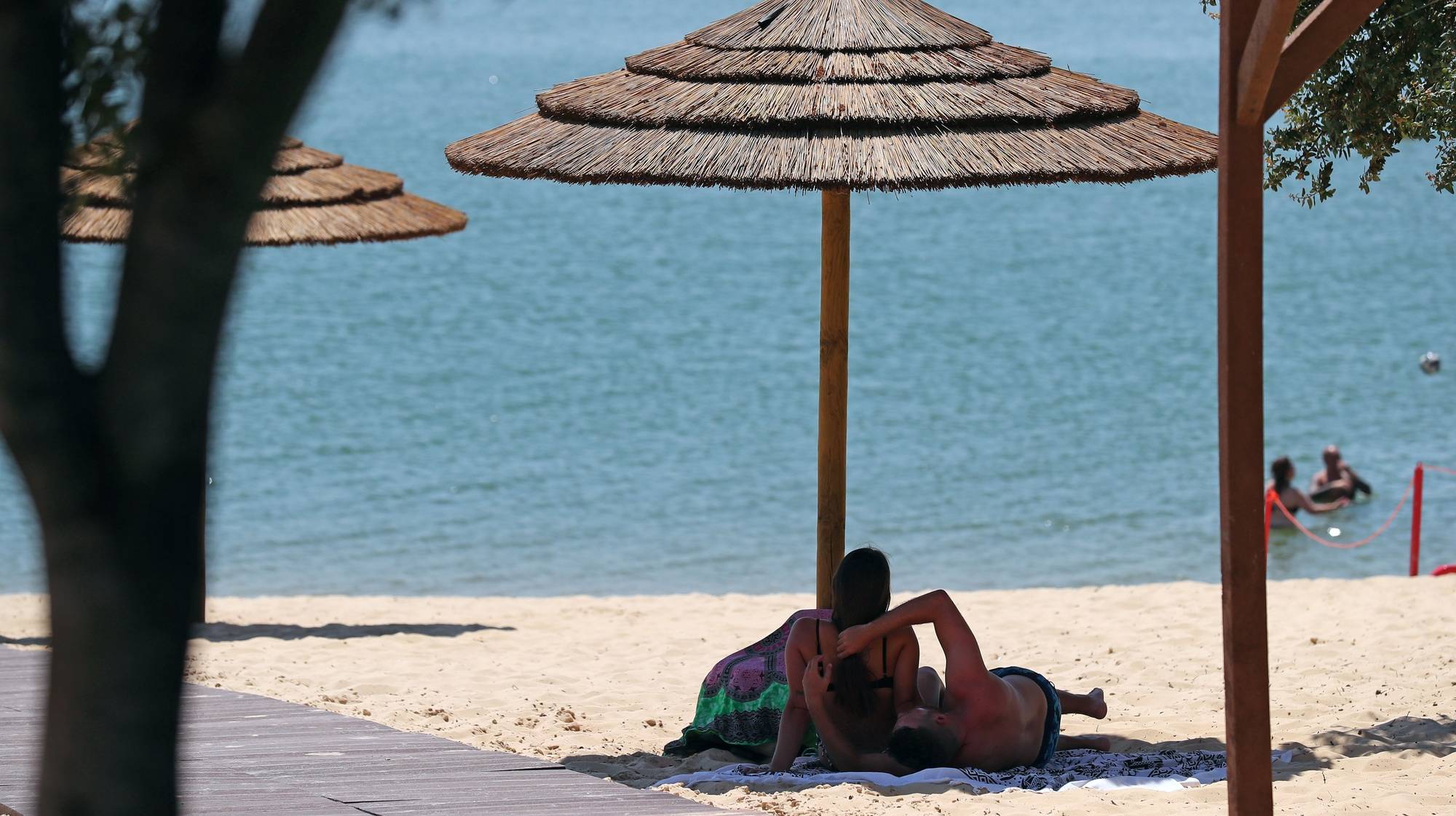 Banhistas na recentemente inaugurada praia fluvial de Azenhas D&#039;el Rei, Alandroal, no primeiro dia de uma nova vaga de calor com temperaturas próximas dos 40 graus. Alandroal, 07 de julho de 2022. Segundo o Instituto Português do Mar e da atmosfera (IPMA), nos próximos dias, Portugal continental irá enfrentar uma situação de tempo quente persistente, que deverá dar origem a uma onda de calor em muitas áreas do território. NUNO VEIGA/LUSA