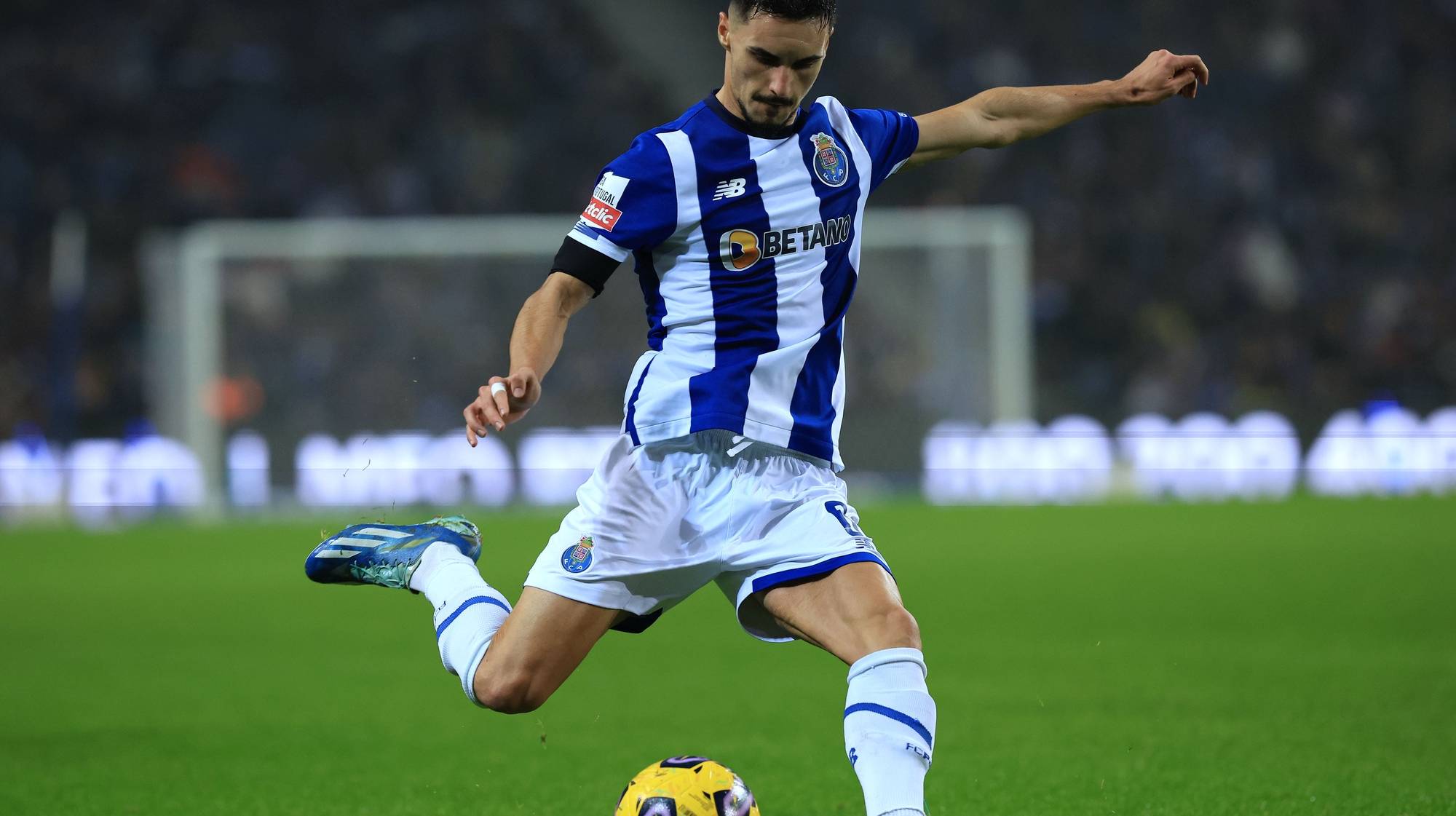 O jogador do FC Porto, Stephen Eustáquio, em ação durante o jogo da Primeira Liga de futebol contra o Desportivo de Chaves, no estádio do Dragão, no Porto, 29 de dezembro 2023. ESTELA SILVA/LUSA