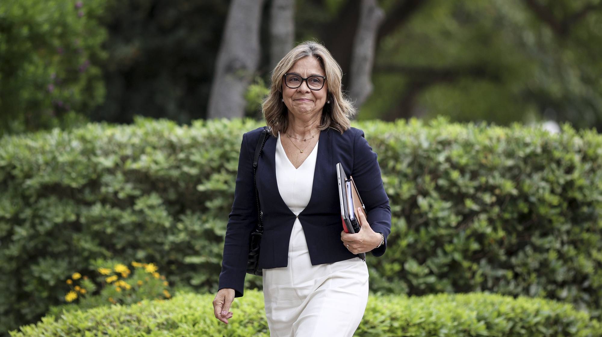 A ministra da Saúde, Ana Paula Martins, à chegada para a reunião do Conselho de Ministros realizada esta manhã na residência oficial, no palácio de São Bento, Lisboa, 19 de abril de 2024. FILIPE AMORIM/LUSA