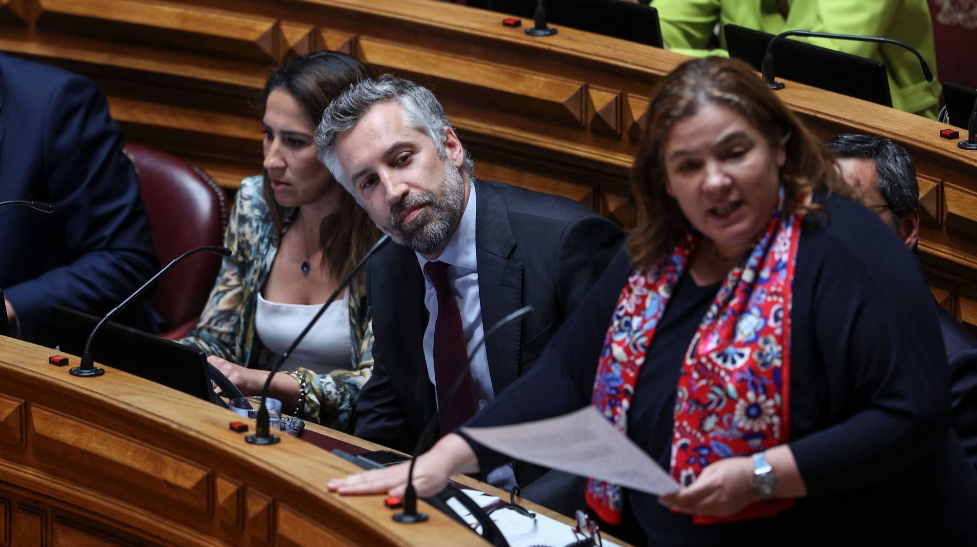 O deputado e secretário-geral do Partido Socialista (PS), Pedro Nuno Santos, acompanhado pela deputada do PS, Alexandra Leitão, durante o debate parlamentar de urgência pedido pelo PS sobre a descida do IRS anunciada pelo primeiro-ministro, Luís Montenegro. Assembleia da República em Lisboa, 17 de abril de 2024. MIGUEL A. LOPES/LUSA