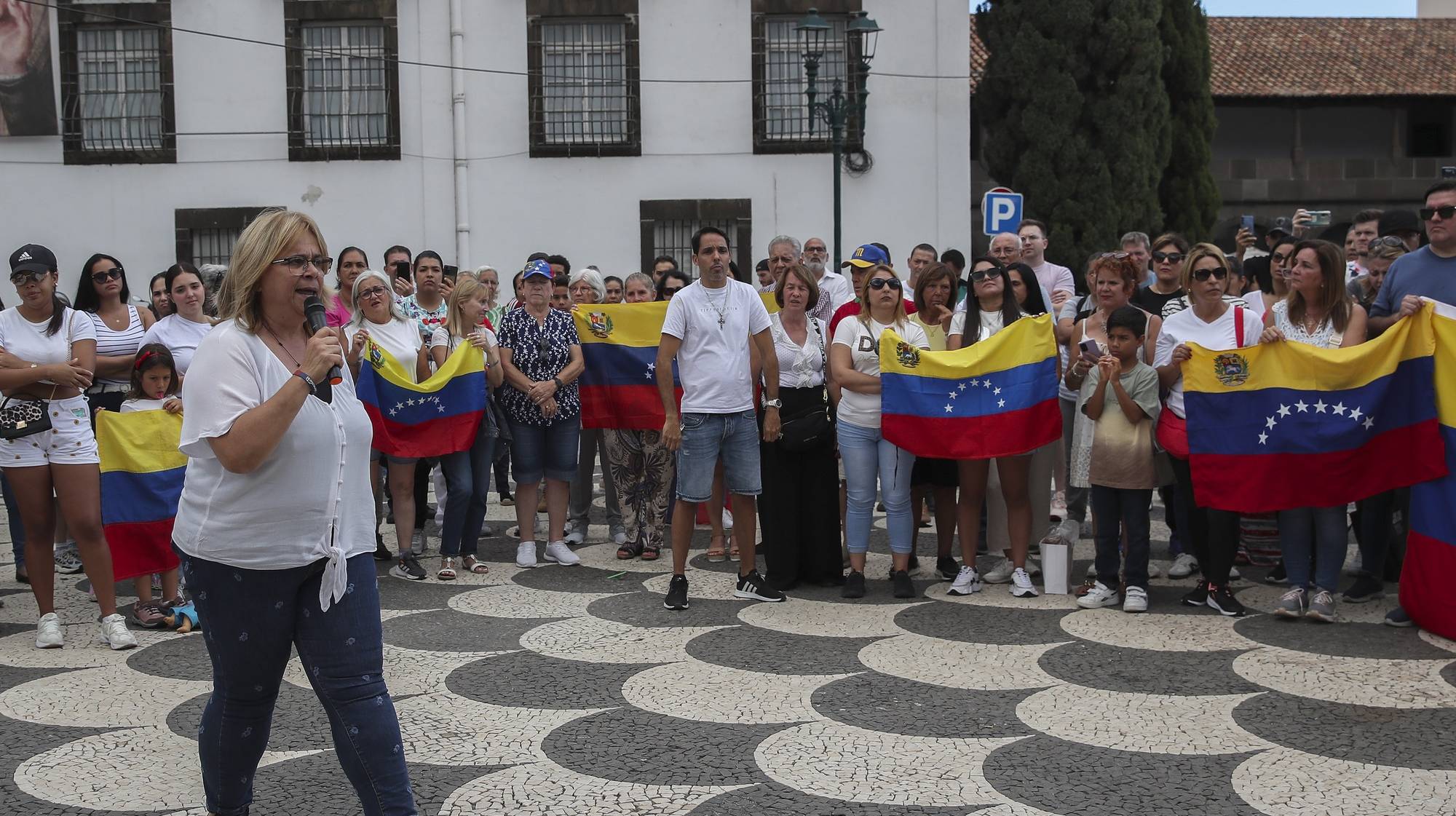 Lídia Albornoz, intervém durante a manifestação de venezuelanos &quot;pela democracia na Venezuela&quot;, no largo do Colégio, Funchal, 29 de julho de 2024.  O Conselho Nacional Eleitoral (CNE) da Venezuela proclamou hoje oficialmente como Presidente Nicolás Maduro, após ter anunciado no domingo à noite que o líder chavista, no poder desde 2013, venceu as eleições, resultado rejeitado pela oposição. HOMEM DE GOUVEIA/LUSA