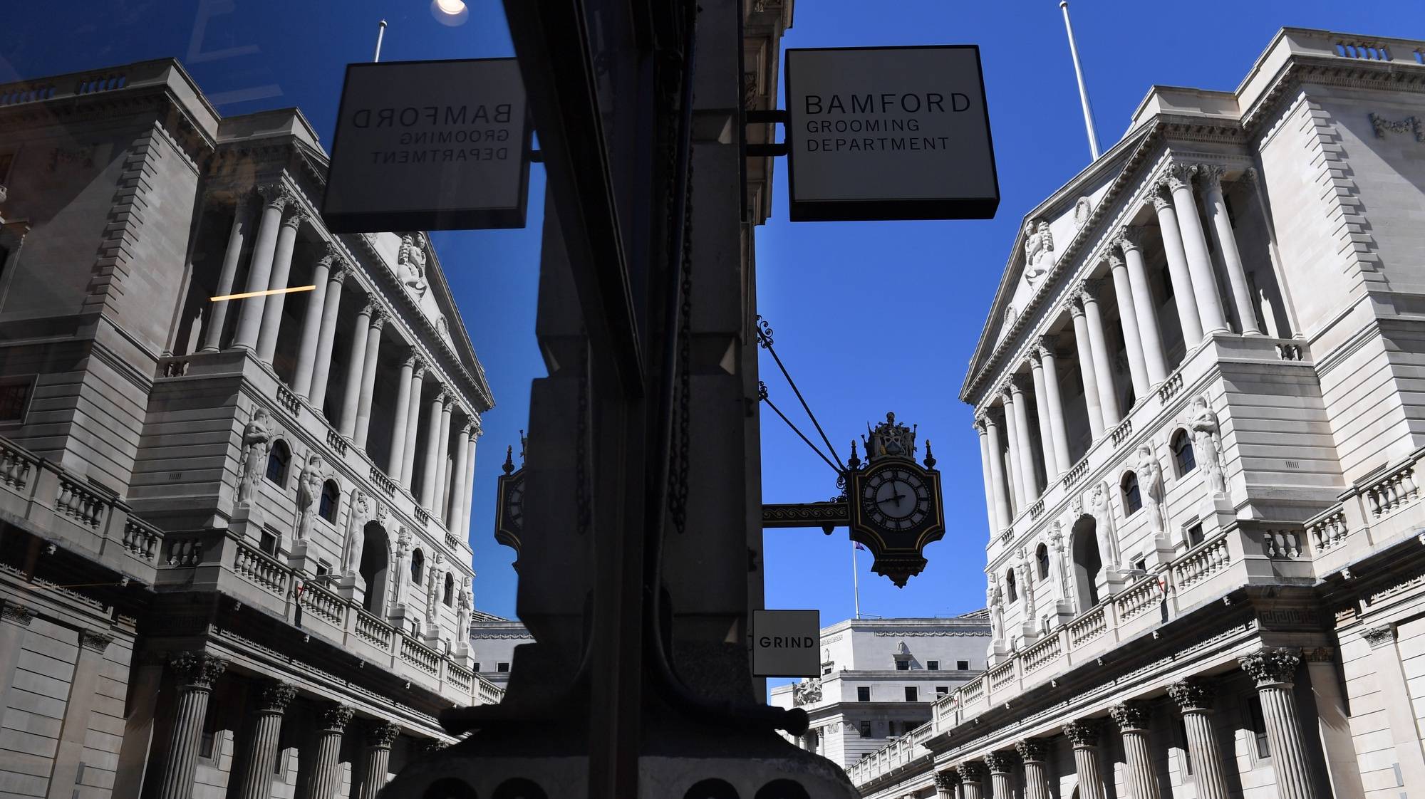 epa06923635 A reflection of the Bank of England in a shop window in London, Britain, 02 August 2018. Bank of England&#039;s monetary policy commitee has raised interest rates to 0.75 percent, the highest level since 2009.  EPA/FACUNDO ARRIZABALAGA