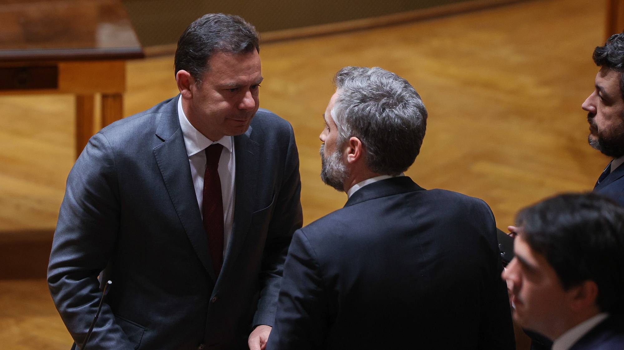 O primeiro-ministro indigitado, Luis Montenegro (E), conversa com o deputado do Partido Socialista (PS), Pedro Nuno Santos, no final da eleição para o presidente da Assembleia da República, que sucederá a Augusto Santos Silva, que falhou a eleição pelo círculo Fora da Europa nas últimas legislativas, na Assembleia da República em Lisboa, 26 de março de 2024. TIAGO PETINGA/LUSA