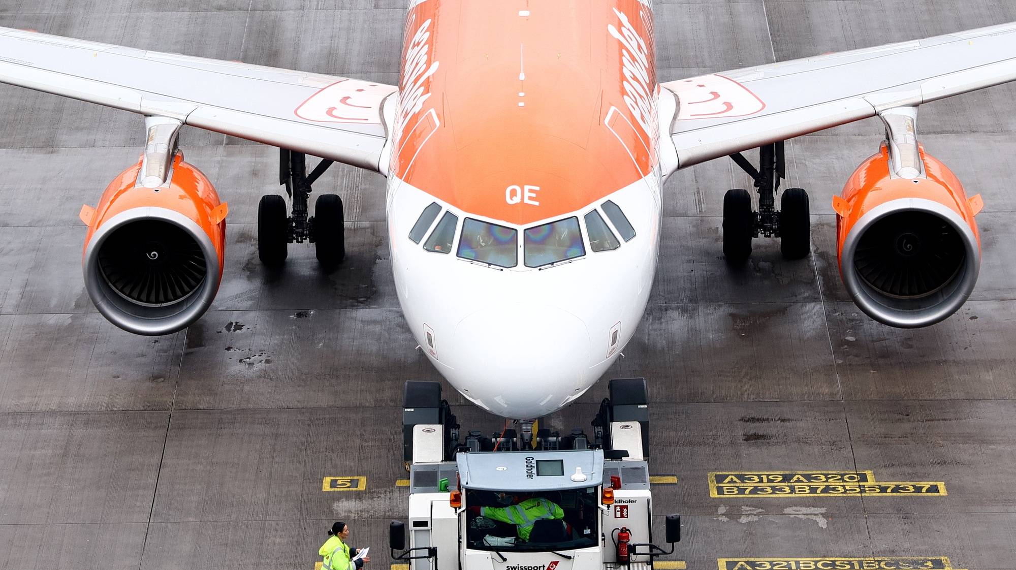 epa11219659 An Easyjet airplane at the Berlin Brandenburg Airport during an aviation security staff warning strike in Berlin, Germany, 14 March 2024. United Services Trade Union (ver.di) has called on aviation security personnel to go on a 24-hour warning strike. All flights from Berlin Brandenburg Airport are cancelled.  EPA/FILIP SINGER