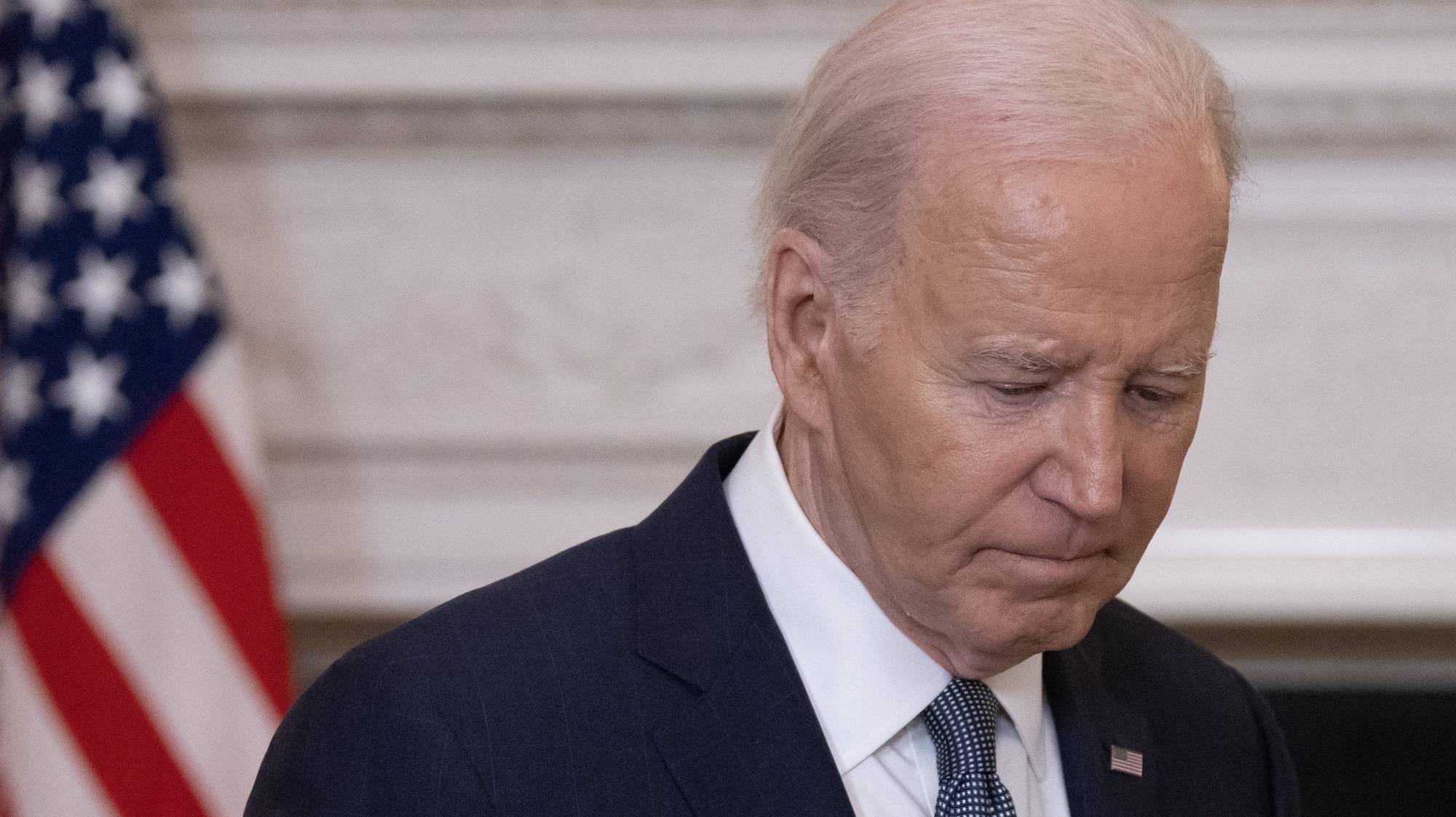 epaselect epa11382518 US President Joe Biden turns away from the podium after announcing a proposal for a cease-fire between Israel and Hamas; in the State Dining Room of the White House in Washington, DC, USA, 31 May 2024. Israeli forces have advanced into central Rafah in the southern Gaza Strip, the Israeli military confirmed on 31 May, despite international pressure warning against a large military operation in Rafah.  EPA/MICHAEL REYNOLDS / POOL