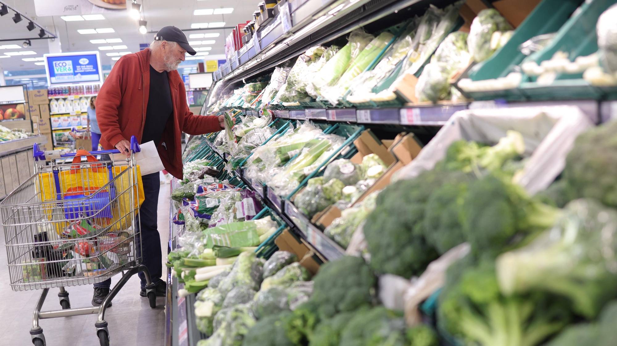 epa11357759 People shop in a supermarket in London, Britain, 21 May 2024. According to research firm Kantar, the rate at which prices increase, known as grocery price inflation, has fallen to 2.4 percent, which is the lowest since October 2021.  EPA/NEIL HALL