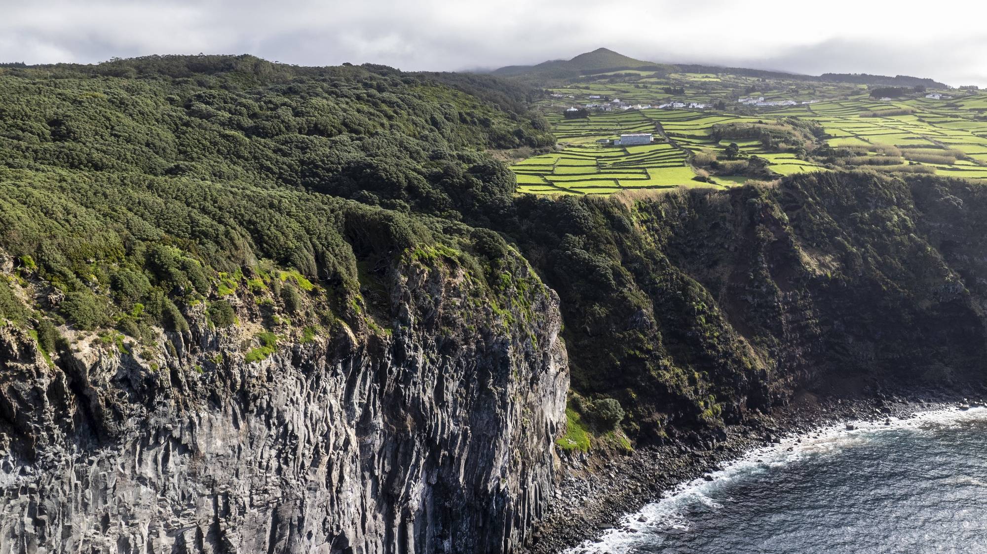 Um sismo com magnitude 4,5 foi sentido nas ilhas Terceira e São Jorge, ao início da manhã de hoje, informou o Centro de Informação e Vigilância Sismovulcânica dos Açores (CIVISA)., Açores, 14 de janeiro de 2024. Segundo a página do CIVISA na Internet, o abalo ocorreu às 07:19 locais (08:19 em Lisboa) e teve o epicentro a cerca de um quilómetro a nor-noroeste (NNW) da Serreta, ilha Terceira. ANTÓNIO ARAÚJO/LUSA