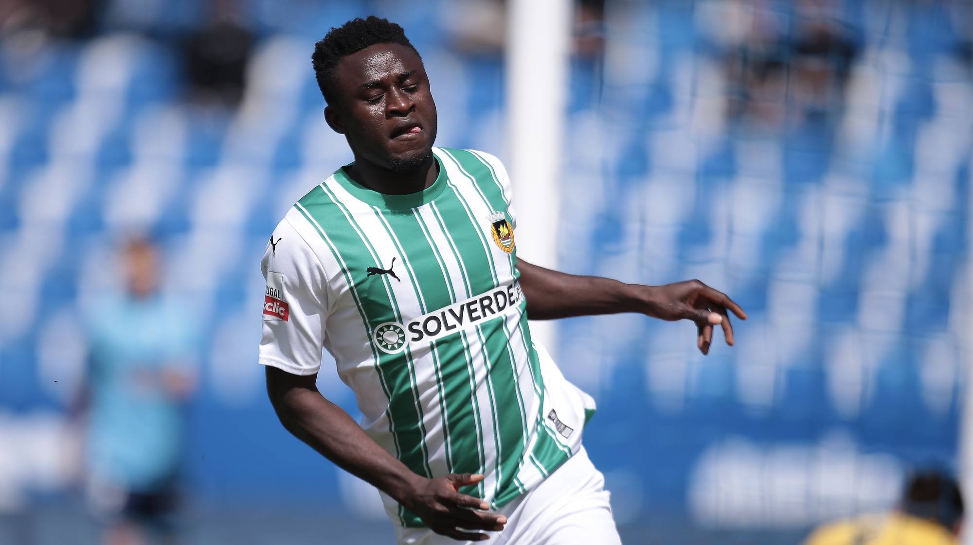 O jogador do Rio Ave, Abdul-Aziz Yakubu, festeja o golo contra o Vizela durante o jogo da 31ª jornada da I Liga de futebol realizado no Estádio Futebol Clube Vizela, 27 de abril de 2024. MANUEL FERNANDO ARAÚJO/LUSA