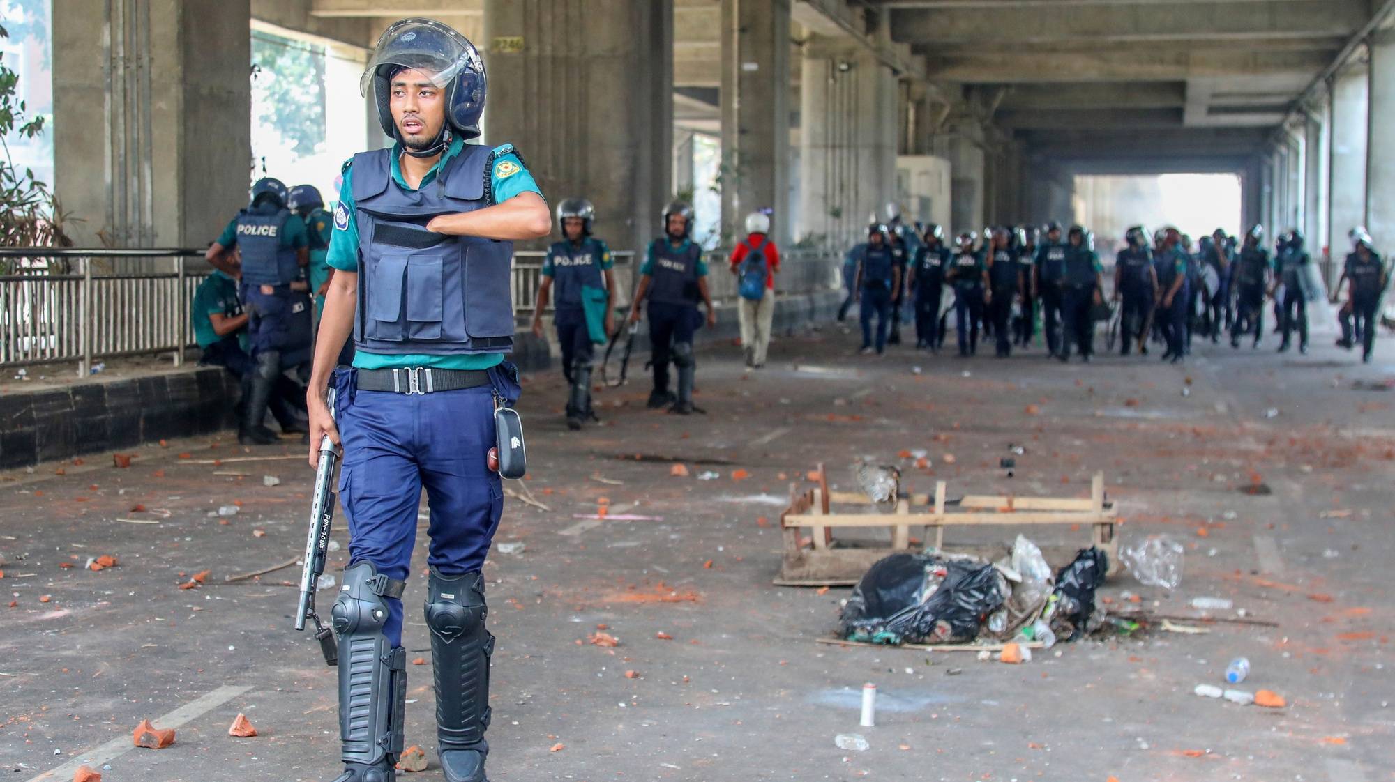 epa11485548 A Police member reacts as demonstrators clash with police, Bangladesh Chhatra League (BCL) and Jubo League members, during ongoing quota students protests under the slogan &#039;Anti-Discrimination Student Movement&#039; at Mirpur area in Dhaka, Bangladesh, 18 July 2024. According to Police, at least 11 people have been killed and several hundred injured following violent clashes between protesting students and police erupted during nationwide student protests over the abolition of quotas in government jobs.  EPA/MONIRUL ALAM