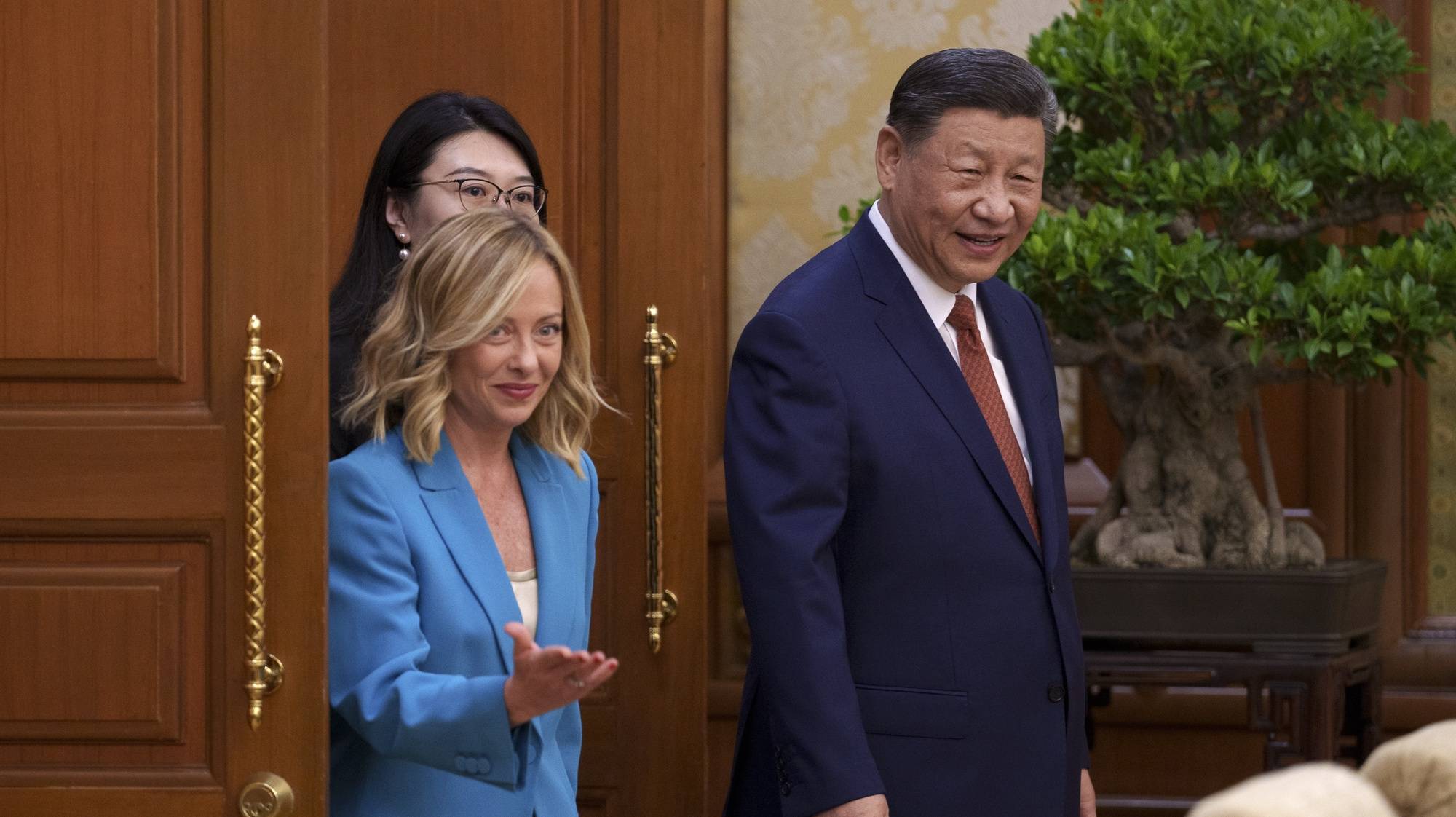 epa11505277 Chinese President Xi Jinping (R) walks with Italian Prime Minister Giorgia Meloni (L) for a meeting at the Diaoyutai State Guesthouse in Beijing, China, 29 July 2024.  EPA/VINCENT THIAN / POOL