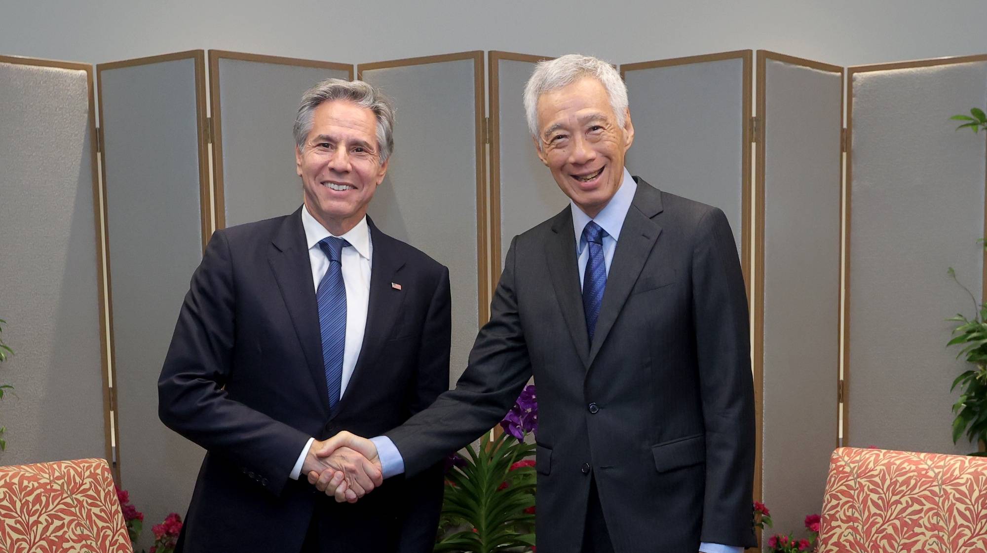 epa11510898 A handout photo made available by Singapore&#039;s Ministry of Digital Development and Information (MDDI) shows US Secretary of State Antony Blinken (L) shaking hands with Singapore&#039;s Senior Minister and former prime minister Lee Hsien Loong (R) during their meeting at the Istana presidential palace, in Singapore, 31 July 2024. Blinken is in the city state on a two-day official visit from 30 to 31 July.  EPA/MDDI HANDOUT  HANDOUT EDITORIAL USE ONLY/NO SALES