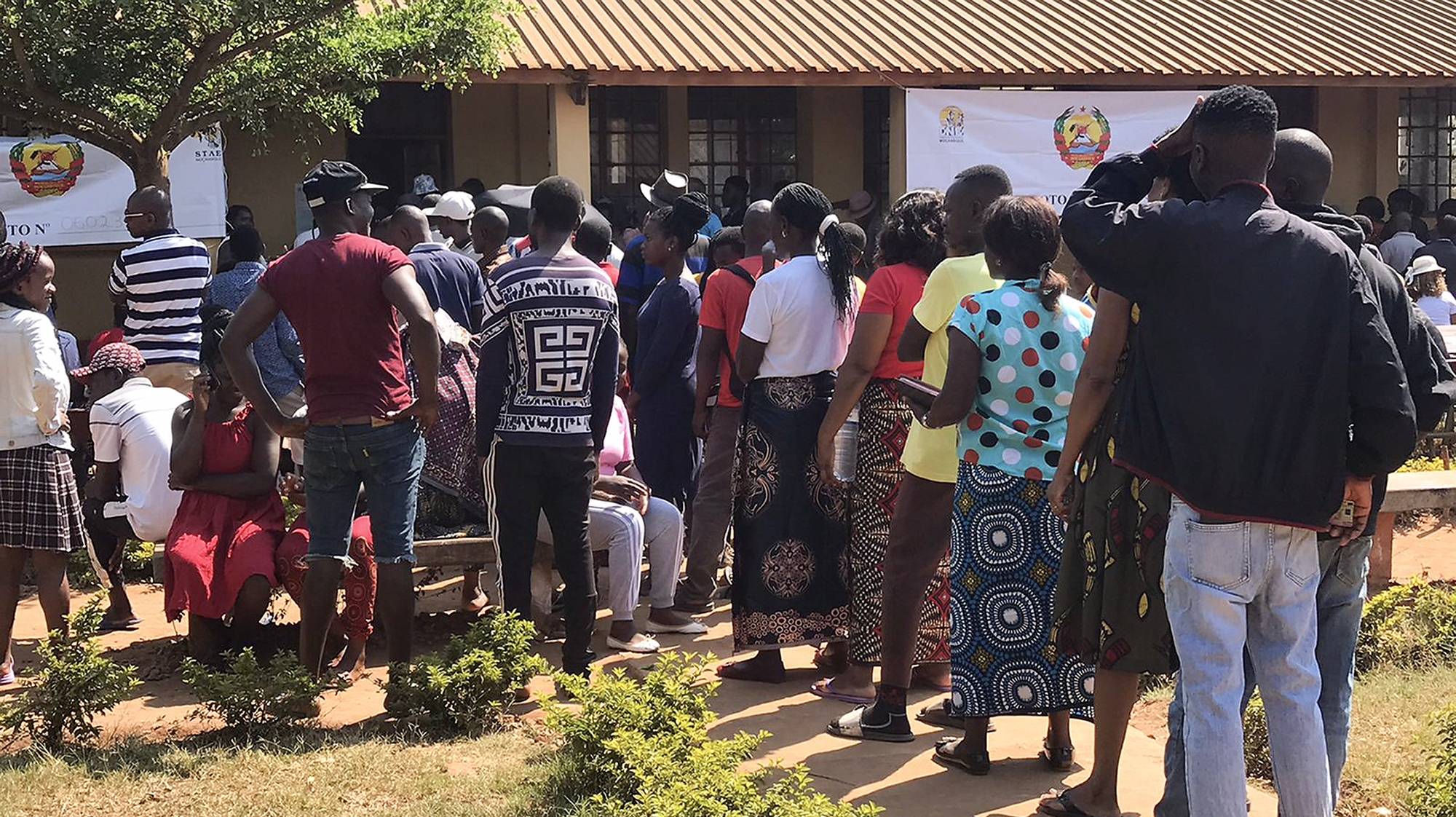 Populares aguardam para votar para as eleições autárquicas no Chimoio, Moçambique, 11 de outubro de 2023. Mais de 8,7 milhões de eleitores moçambicanos são chamados hoje a votar nas sextas eleições autárquicas do país, em 65 municípios, dos quais 12 são novas autarquias, para elegerem 1.747 membros. ANDRÉ CATUEIRA/LUSA