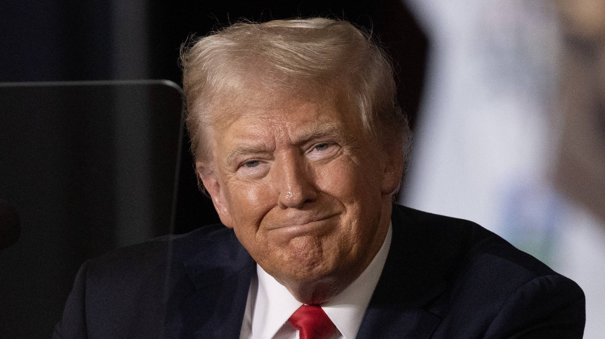 epa11514073 Former US President Donald J. Trump holds a rally at New Holland Arena in Harrisburg, Pennsylvania, USA, 31 July 2024. This is the first Trump rally in Pennsylvania since the assassination attempt that resulted in Trump&#039;s injury during a rally on 13 July.  EPA/MICHAEL REYNOLDS