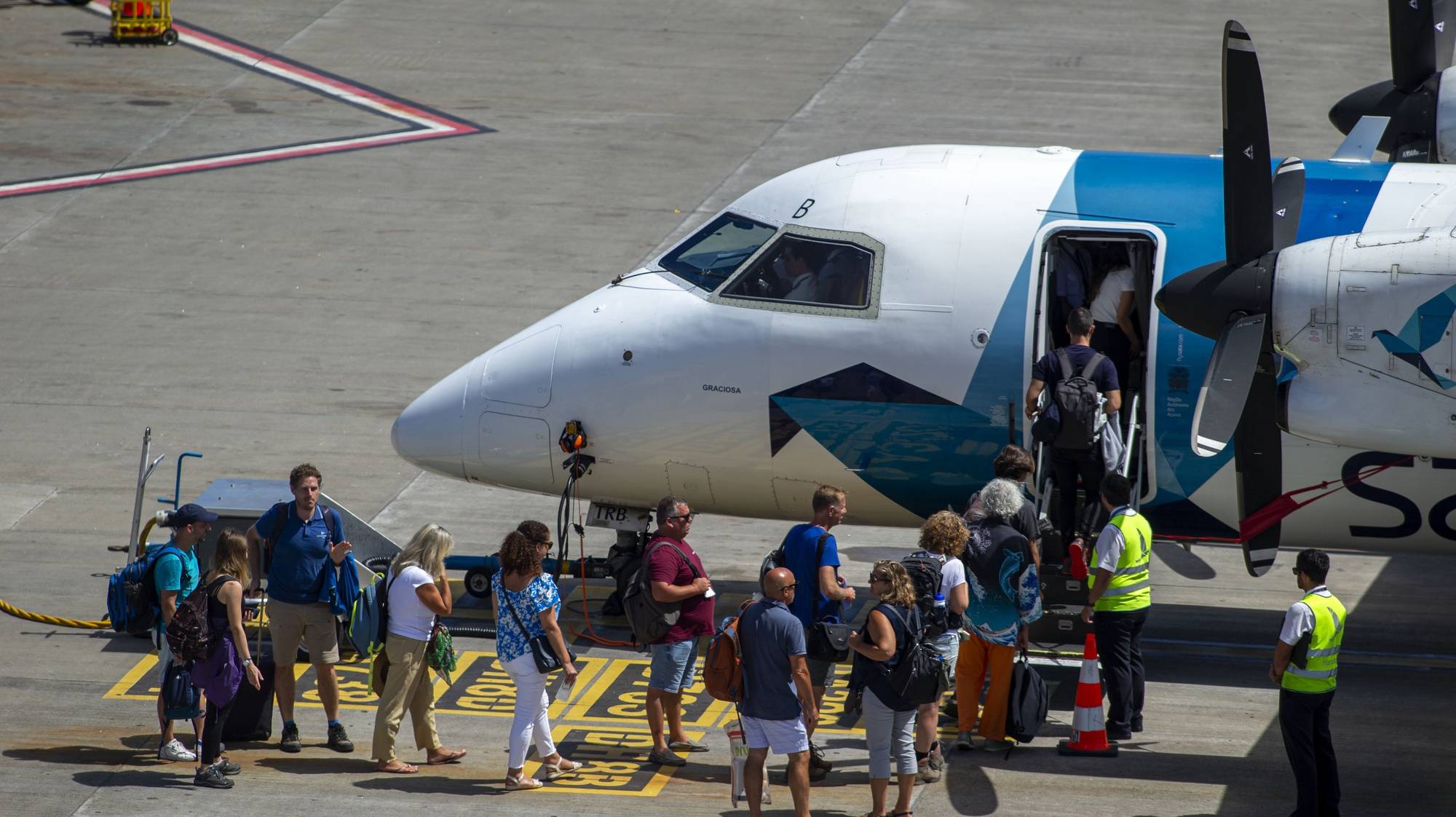 Avião da Azores Airlines, no Aeroporto João Paulo II em Ponta Delgada, Açores, 11 de outubro de 2023. A privatização dos consórcios interessados na empresa da SATA apresentaram novas ofertas de 7,026 euros e 6,60 euros por ação. Decisão final será tomada até ao início de Outubro. EDUARDO COSTA/LUSA