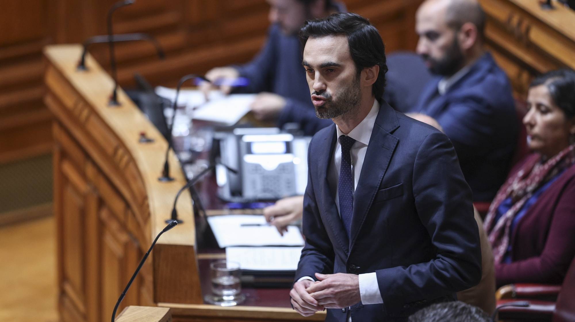 O deputado do Partido Socialista (PS), Tiago Barbosa Ribeiro, intervém durante o debate parlamentar de discussão e aprovação do Orçamento do Estado para 2024 na Assembleia da República em Lisboa, 31 de outubro de 2023. MIGUEL A. LOPES/LUSA