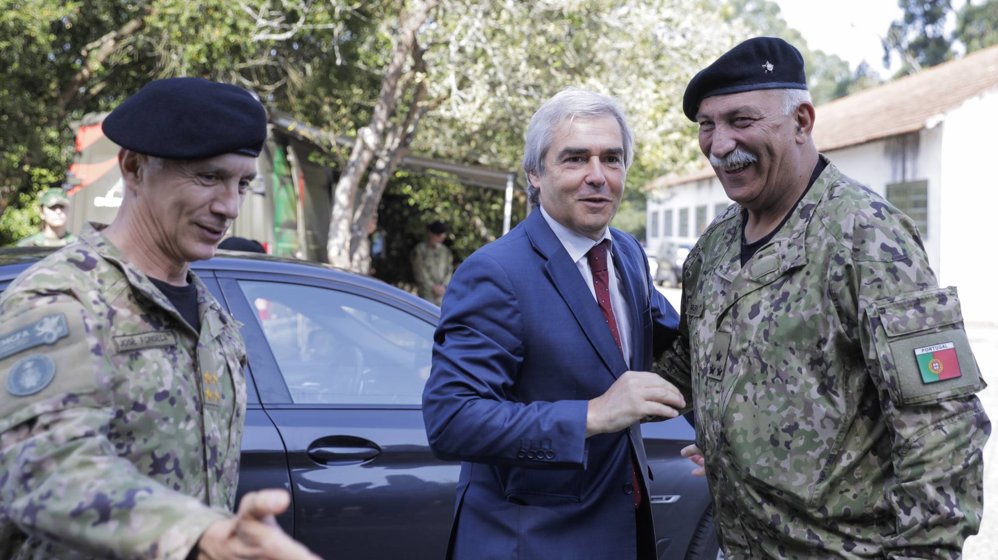 O ministro da Defesa Nacional, Nuno Melo (C), acompanhado pelo Chefe do Estado-Maior-General das Forças Armadas, general José Nunes da Fonseca (E), e pelo Vice-Chefe do Estado-Maior do Exército, Tenente-General Paulo Emanuel Maia Pereira (D), visita capacidades militares para vigilância, deteção e apoio ao combate de incêndios rurais, Marinha Grande, 30 de julho dee2024. As capacidades militares das Forças Armadas são empenhadas diariamente para conduzir operações no âmbito dos incêndios rurais, enquadradas pelo Plano de Apoio ao Dispositivo Especial de Combate a Incêndios Rurais, pelo Plano de Apoio à Diretiva Integrada de Vigilância e Deteção de Incêndios Rurais e pelos Protocolos com o ICNF (Instituto da Conservação da Natureza e das Florestas) e com autarquias locais, de acordo com as solicitações emanadas pelas entidades apoiadas. PAULO CUNHA/LUSA