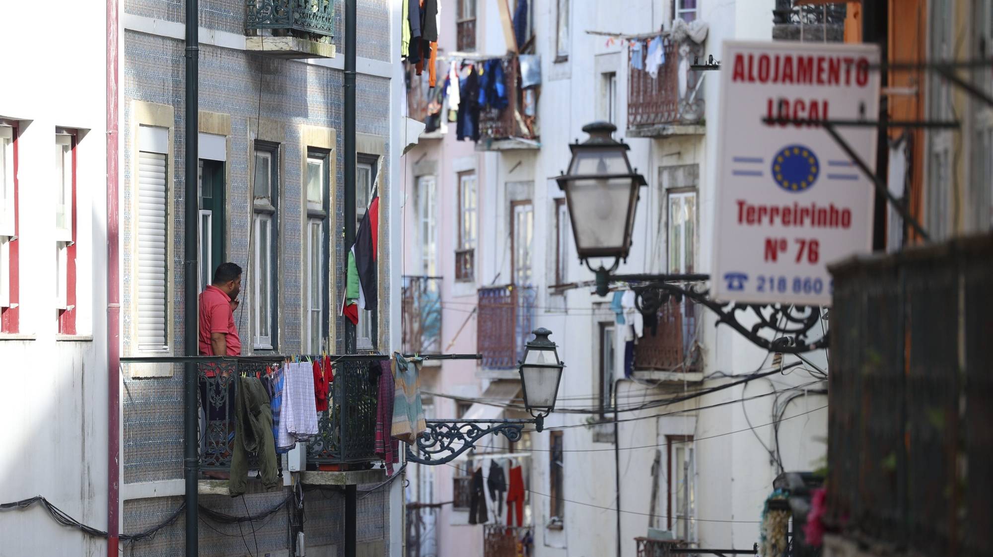 Comerciantes e residentes dizem que pouco mudou na Rua do Terreirinho, na Mouraria, em Lisboa, onde há um ano um incêndio num prédio fez duas vítimas mortais e 14 feridos, Lisboa, 29 de janeiro de 2024. “Mudou muito pouco”, constata o presidente da Junta de Freguesia de Santa Maria Maior, Miguel Coelho (ausente na fotografia), em conversa com a Lusa na Rua do Terreirinho, onde se destaca um alojamento local pintado de amarelo fresco. (ACOMPANHA TEXTO DE 01 DE FEVEREIRO DE 2024). ANTÓNIO COTRIM/LUSA