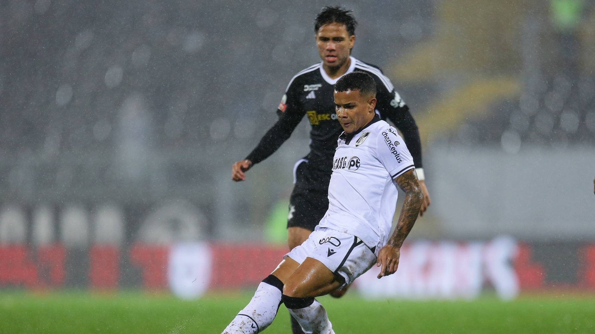 O jogador do Vitória Guimarães, Kaio César (D), disputa a bola com o jogador do Casa Pia, Rafael Brito (E), durante o jogo da 23ª jornada da I Liga de futebol, realizado no Estádio D. Afonso Henriques, em Guimarães, 24 de fevereiro de 2024. MANUEL FERNANDO ARAÚJO/LUSA