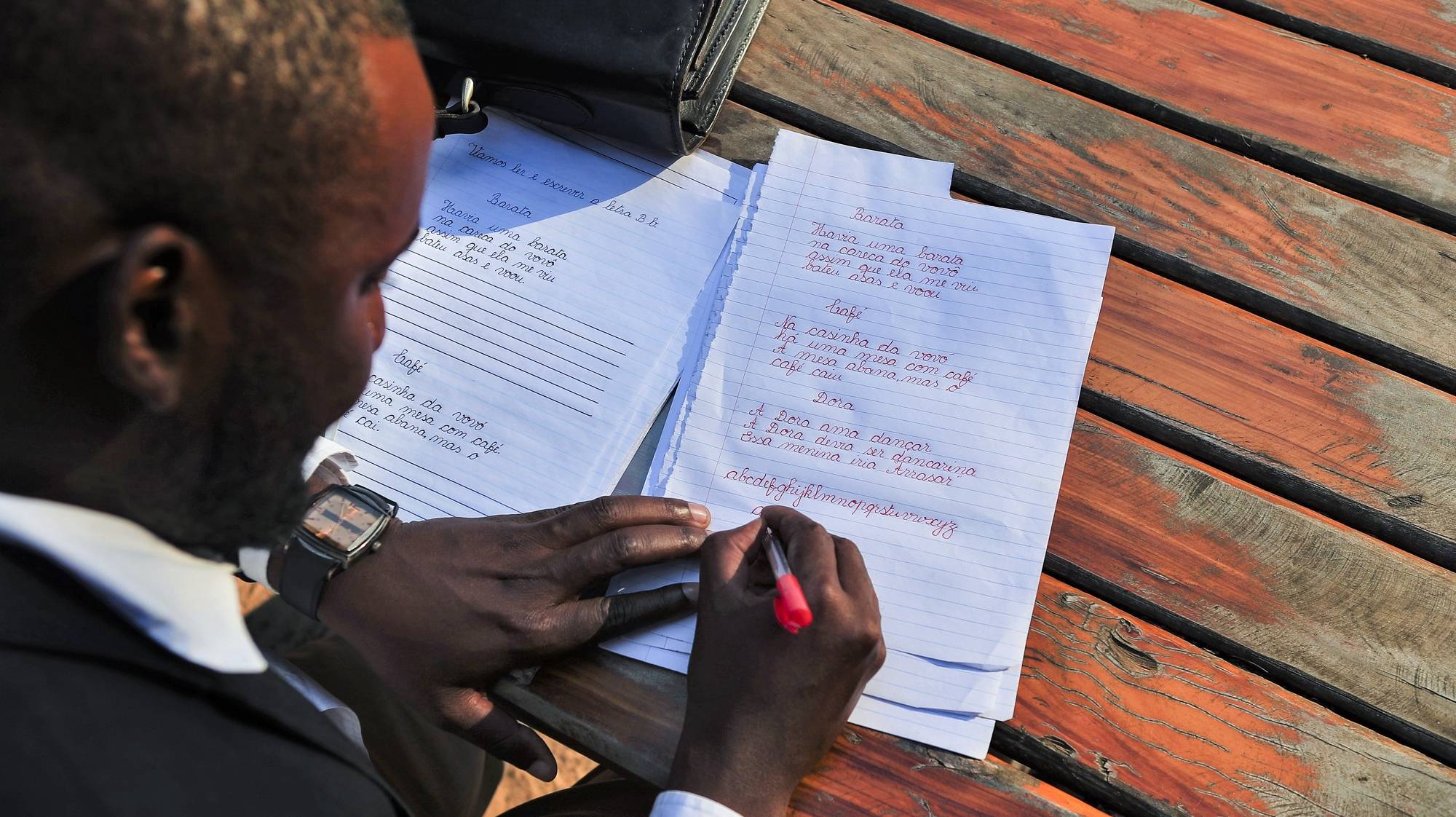 O professor Baptista José, 37 anos, lançou um caderno de caligrafia de letra cursiva, um pequeno manual de baixo custo que promete apoiar o aluno em Moçambique a “Escrever Bonito”, sobretudo num meio rural marcado por limitações no acesso ao ensino, Maputo, Moçambique, 04 de julho de 2024. (ACOMPANHA TEXTO DE 15-07-2024) LUÍSA NHANTUMBO/LUSA