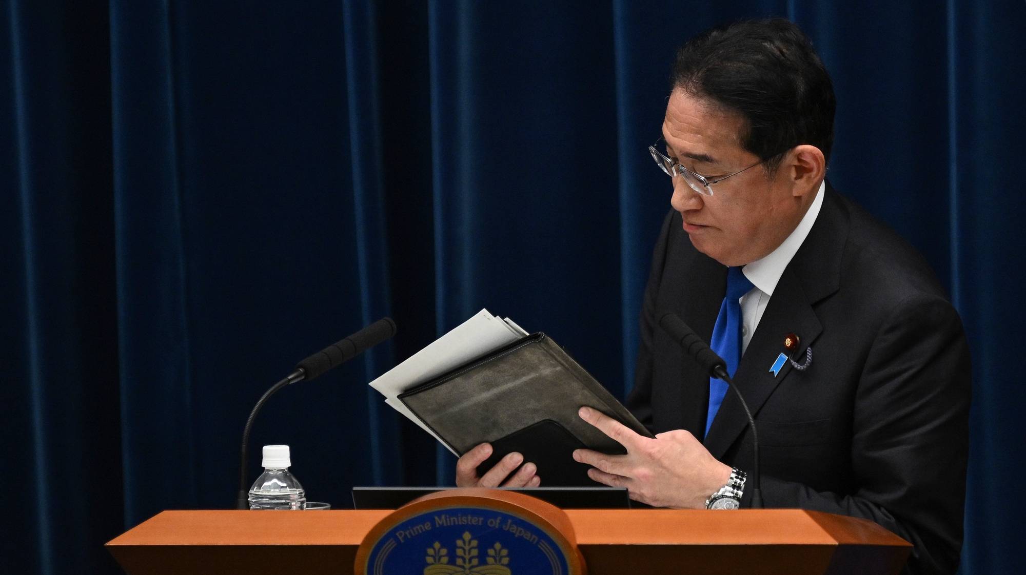 epa11548159 Japan&#039;s Prime Minister Fumio Kishida prepares to leave at the end of a press conference at the prime minister&#039;s office in Tokyo, Japan, 14 August 2024. Kishida confirmed on 14 August that he will not seek re-election as head of the Liberal Democratic Party next month, essentially meaning the end of his premiership.  EPA/PHILIP FONG / POOL