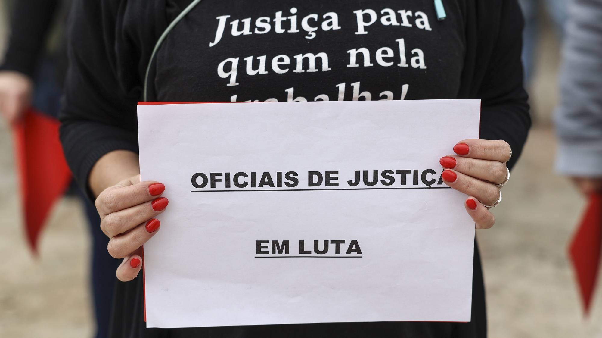 Oficiais de justiça manifestam-se junto ao Tribunal de Almada, durante a greve que realiza entre as 13:30 e as 24:00, todos os dias no mesmo intervalo de tempo, por tempo indeterminado, convocada pelo Sindicato dos Oficiais de Justiça, em Almada, 19 de janeiro de 2023. Os trabalhadores reivindicam a inclusão na remuneração do suplemento de recuperação processual com efeitos a 01 janeiro de 2021, abertura de procedimento para produção e acesso a todas as categorias cujos lugares se encontrem vagos, abertura de ingressos. MIGUEL A. LOPES/LUSA