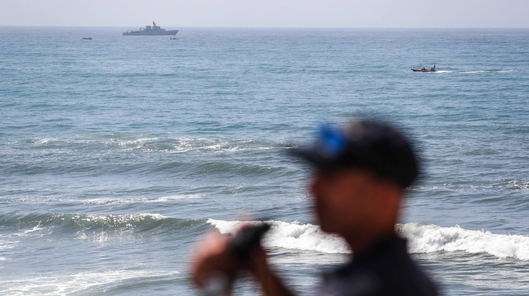 Continuam as operações de busca do naufrágio da embarcação de pesca que naufragou ontem ao largo de São Pedro de Moel, Marinha Grande, Leiria, 4 julho 2024. Na quarta-feira, pelas 04:33, foi dado o alerta para o naufrágio da embarcação de pesca “Virgem Dolorosa” para o comando local da Polícia Marítima da Nazaré. Dos 17 tripulantes, 11 foram resgatados. Registaram-se três mortes e há ainda três desaparecidos, naturais da praia da Leirosa, na Figueira da Foz (Coimbra). PAULO CUNHA/LUSA