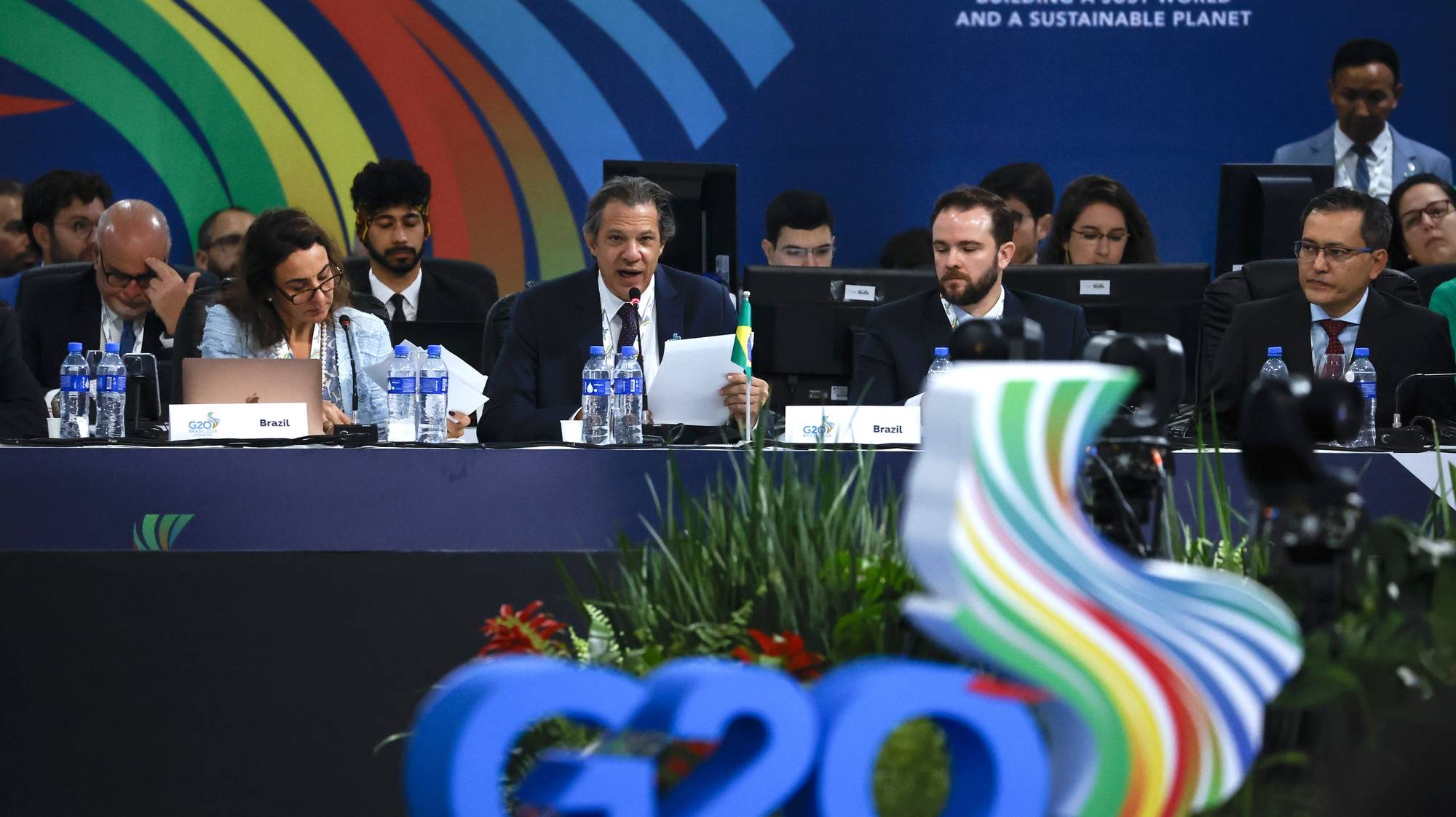 epa11188851 Brazilian Minister of Finance Fernando Haddad (C) attends the G20 Economy Ministers meeting in Sao Paulo, Brazil, 29 February 2024. The G20 economy and finance ministers, as well as central bank governors meet in Sao Paulo on 28 and 29 February in the run-up to the G20 Summit to be held in Rio de Janeiro on 18 and 19 November 2024.  EPA/SEBASTIAO MOREIRA