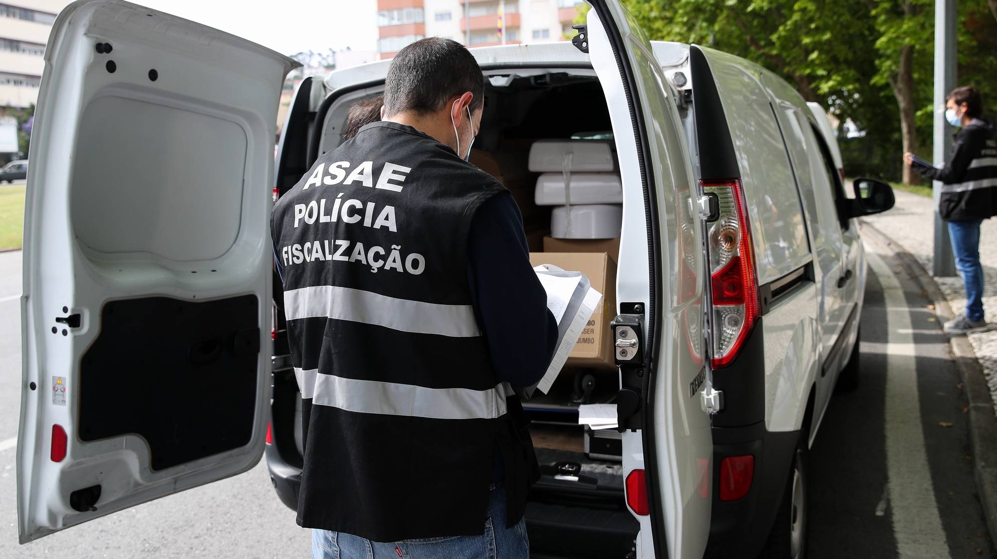 Um elemento da Autoridade de Segurança Alimentar e Económica (ASAE) durante uma operação nacional de fiscalização de transporte de mercadorias, em Coimbra, 17 de junho de 2021. PAULO NOVAIS/LUSA