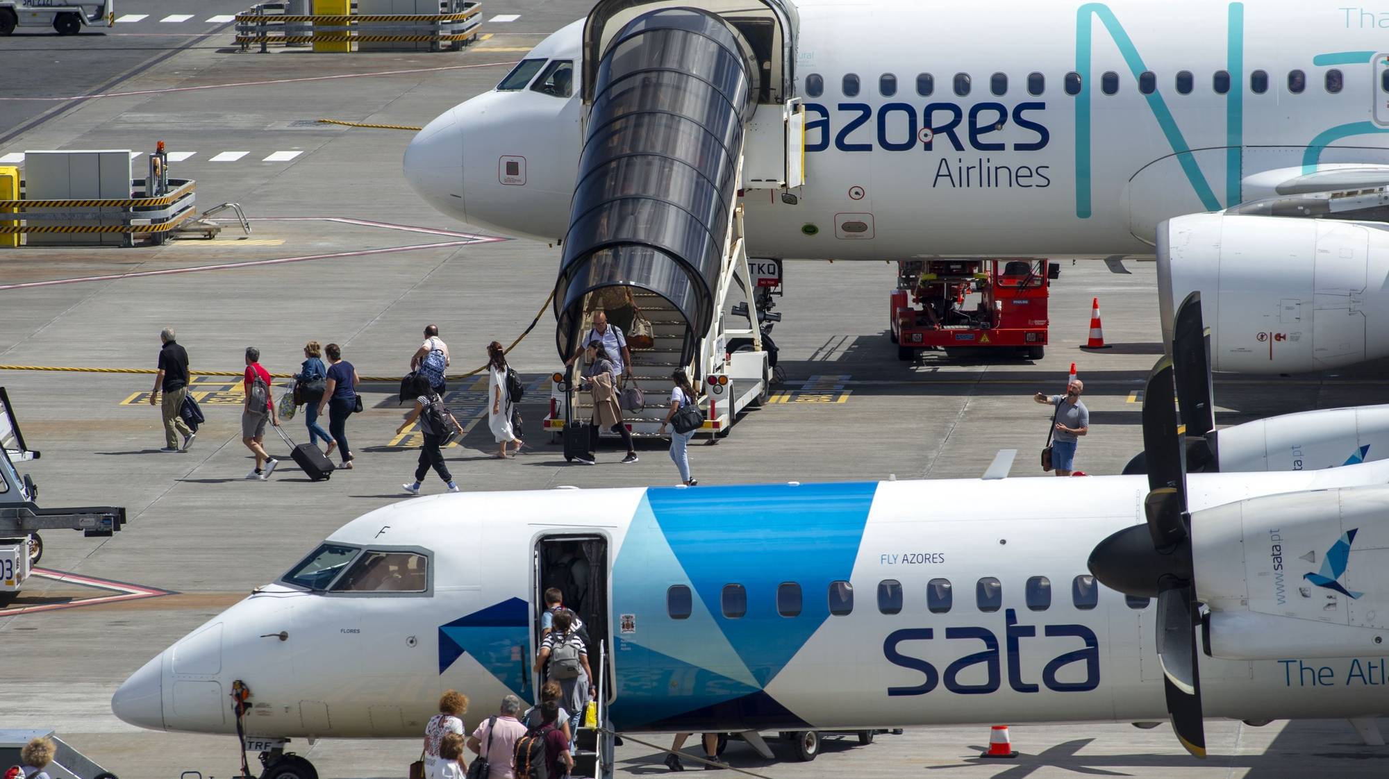 Aviões da Azores Airlines, no Aeroporto João Paulo II em Ponta Delgada, Açores, 11 de outubro de 2023. A privatização dos consórcios interessados na empresa da SATA apresentaram novas ofertas de 7,026 euros e 6,60 euros por ação. Decisão final será tomada até ao início de Outubro. EDUARDO COSTA/LUSA