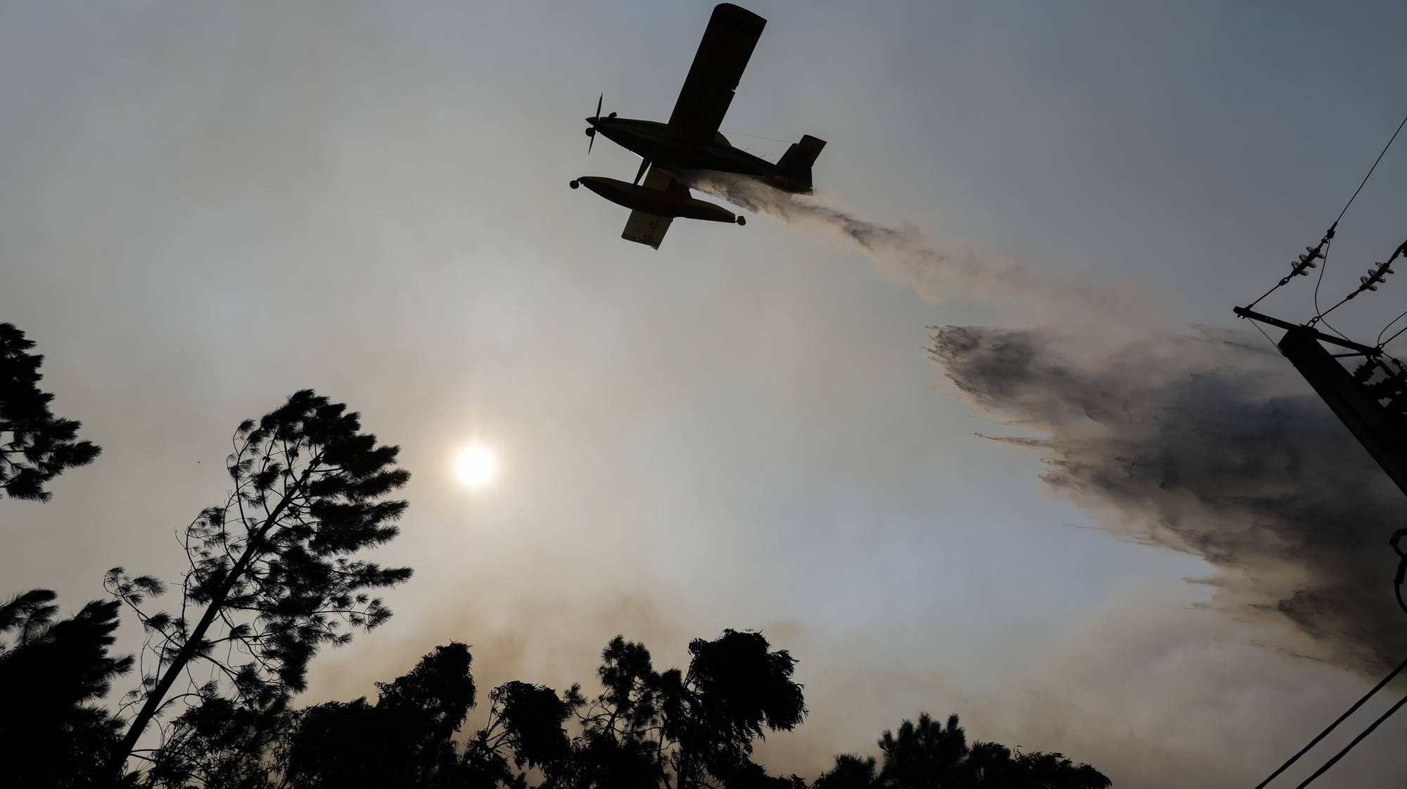 Uma aeronave efetua uma descarga de água durante o combate ao incêndio florestal lavra desde segunda-feira nos concelhos de Oliveira de Frades e Sever do Vouga, em Cedrim, 08 de setembro de 2020. A Estrada Nacional (EN) 328 encontra-se hoje cortada entre as freguesias de Pessegueiro do Vouga e Talhadas, na saída para a Autoestrada 25 (A25), no concelho de Sever do Vouga, devido ao incêndio de Oliveira de Frades. PAULO NOVAIS/LUSA