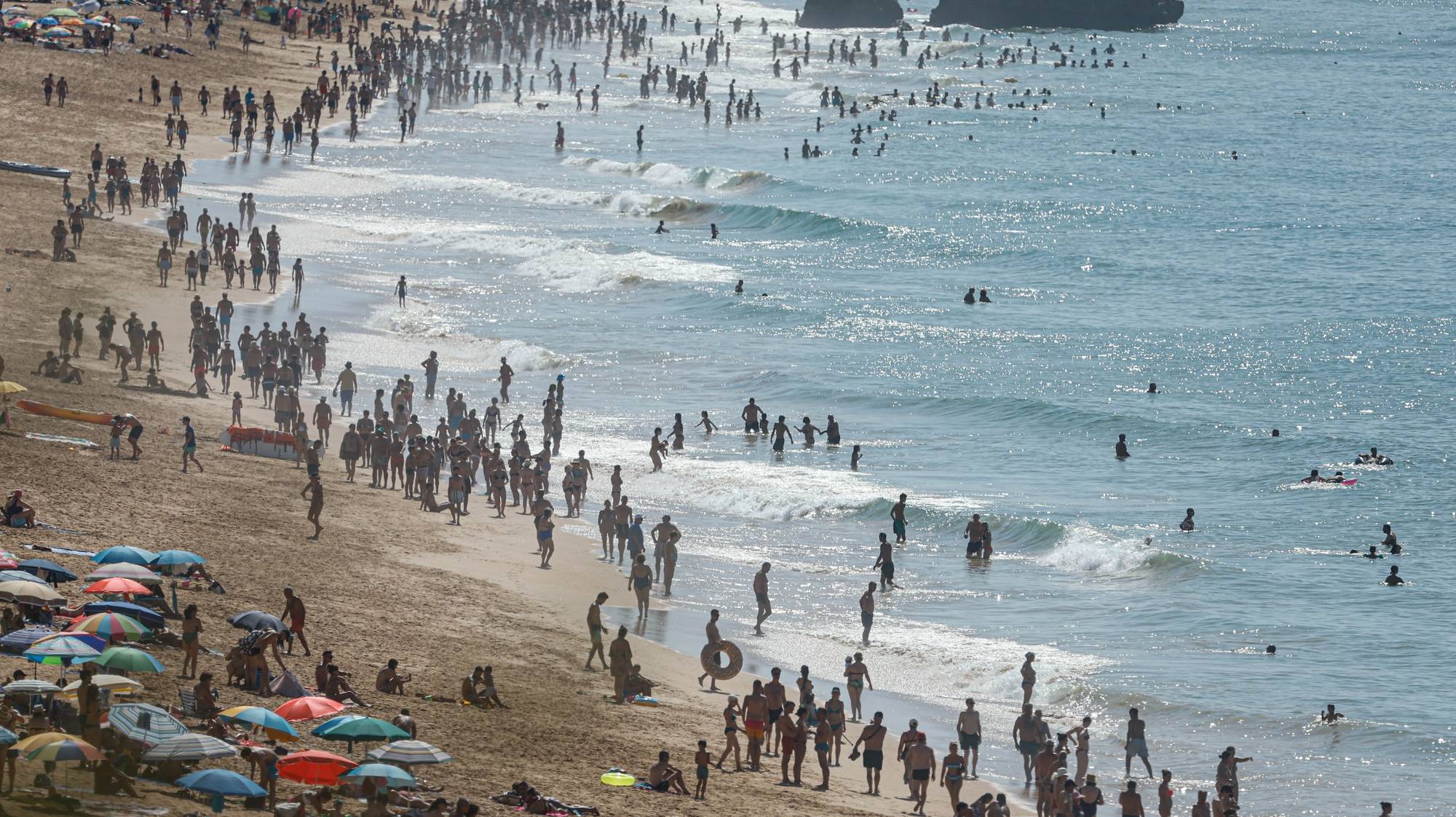 Turistas procuram as praias do Algarve para fugir à onda de calor que se faz sentir em Portugal, Albufeira, 22 de agosto de 2023. Por causa do tempo quente, o IPMA colocou os distritos de Vila Real, Bragança, Viseu, Guarda, Coimbra, Castelo Branco e Santarém sob aviso vermelho entre as 00:00 de hoje e as 10:00 de quinta-feira. LUÍS FORRA/LUSA