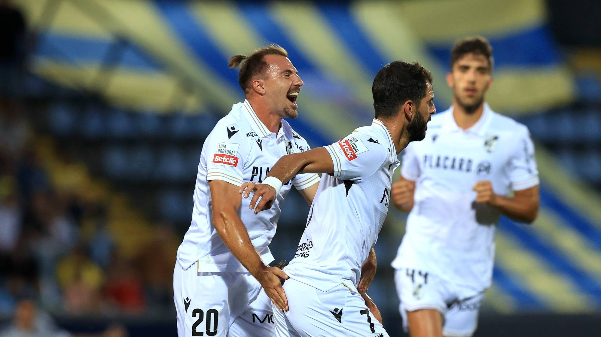 Os jogadores do Vitória de Guimarães festejam um golo durante o jogo da I Liga de Futebol contra o Arouca disputado no estádio Municipal de Arouca, 12 de agosto de 2024. ESTELA SILVA/LUSA