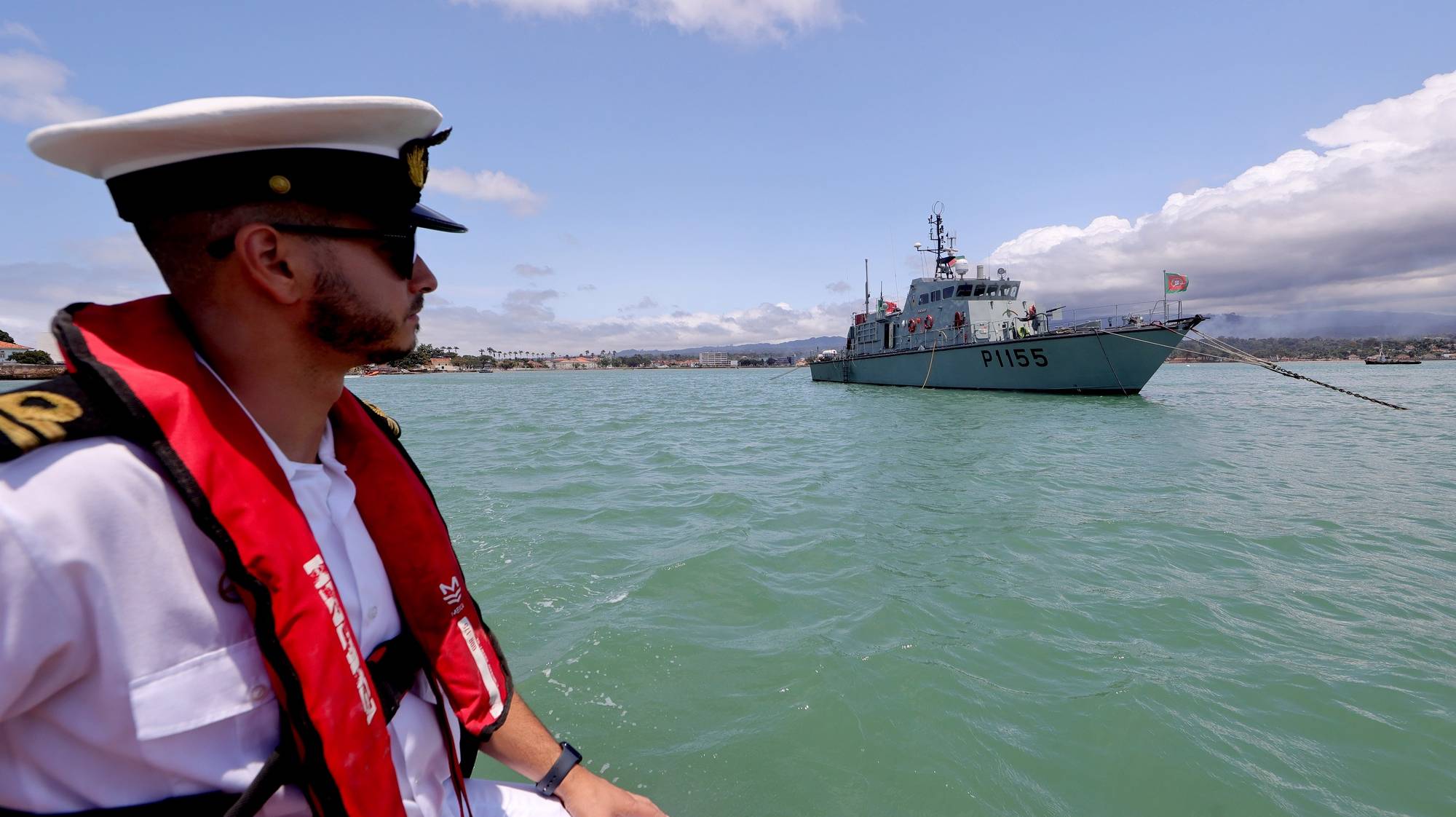 O navio NRP Centauro, da Marinha portuguesa, está desde maio em São Tomé e Príncipe para apoiar na fiscalização marítima, juntamente com 13 militares que dão formação às Forças Armadas são-tomenses, ao largo de São Tomé, São Tomé e Príncipe, 26 de agosto de 2023. Três meses depois de ter chegado a São Tomé e Príncipe, o navio português Centauro cumpriu 170 horas de navegação, esteve envolvido numa ação de busca e salvamento e prepara-se para integrar militares são-tomenses a bordo.
 (ACOMPANHA TEXTO DA LUSA). ESTELA SILVA/LUSA