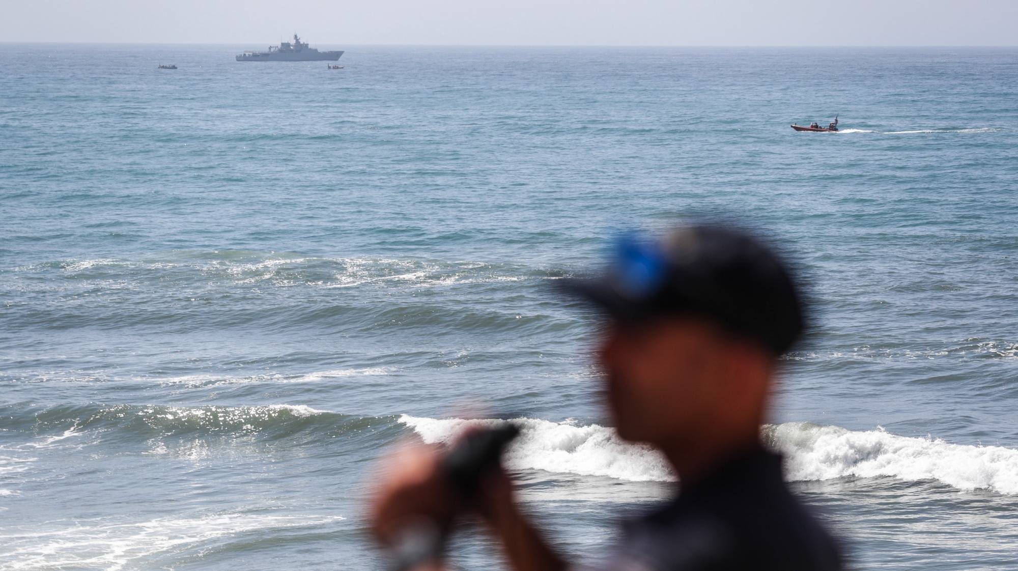 Continuam as operações de busca do naufrágio da embarcação de pesca que naufragou ontem ao largo de São Pedro de Moel, Marinha Grande, Leiria, 4 julho 2024. Na quarta-feira, pelas 04:33, foi dado o alerta para o naufrágio da embarcação de pesca “Virgem Dolorosa” para o comando local da Polícia Marítima da Nazaré. Dos 17 tripulantes, 11 foram resgatados. Registaram-se três mortes e há ainda três desaparecidos, naturais da praia da Leirosa, na Figueira da Foz (Coimbra). PAULO CUNHA/LUSA