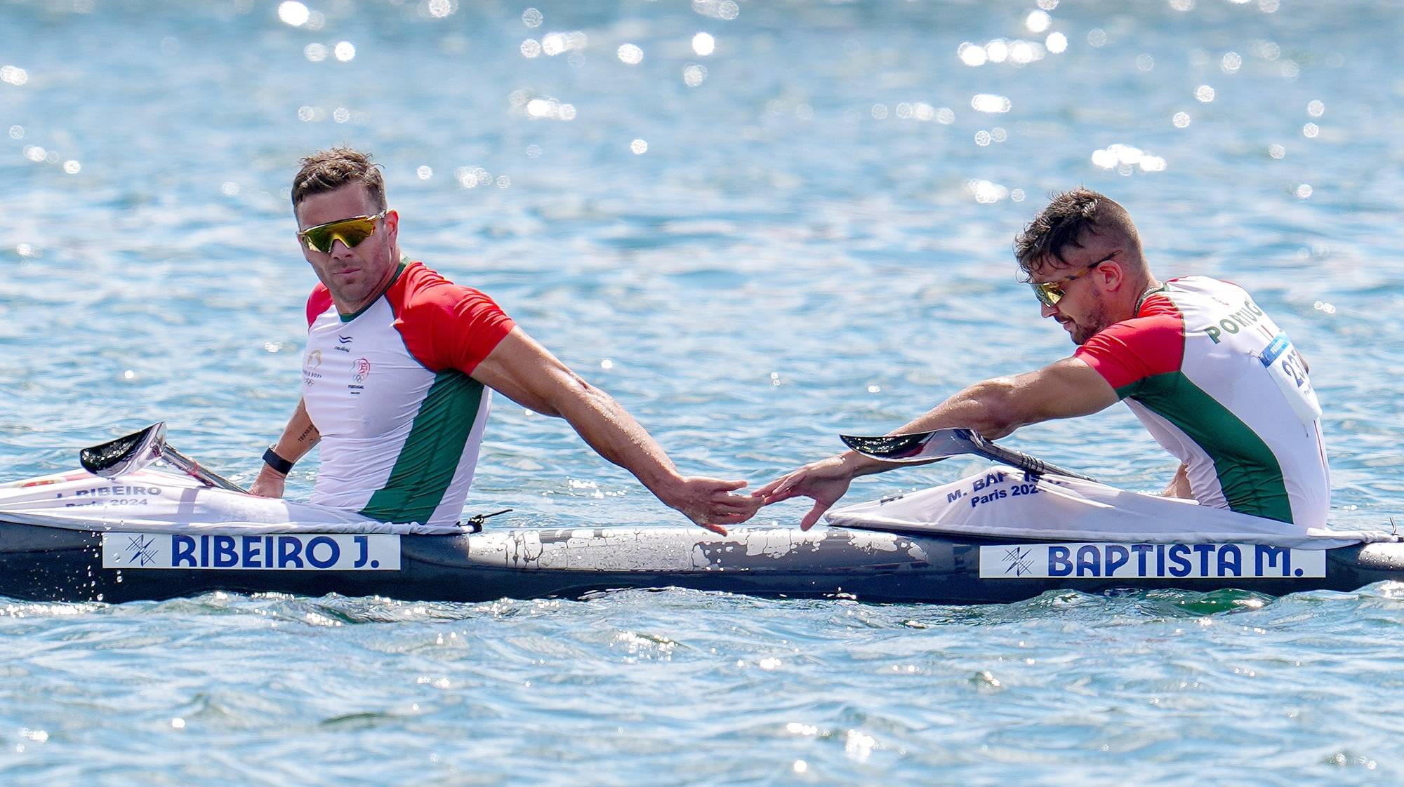 Os canoístas portugueses João Ribeiro (E) e Messias Baptista (D) reagem após terminarem da prova da final de K2 500 metros em sexto, nos Jogos Olímpicos de Paris, em Paris, França, 09 de agosto de 2024. HUGO DELGADO/LUSA