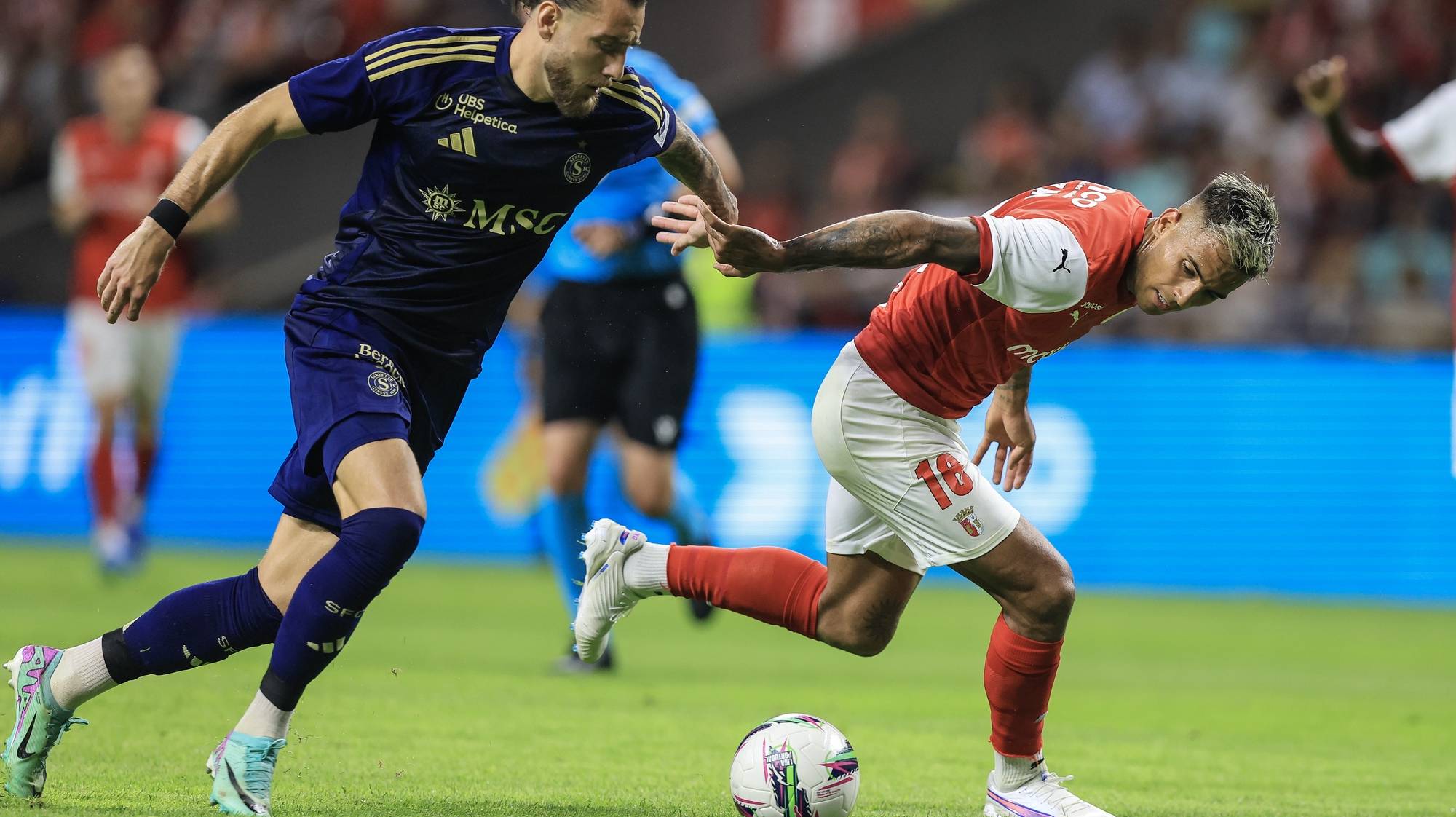 Braga&#039;s Victor Gomez (R ) in action against Servette&#039;s Yoan Severin during their Europa League 3rd pre qualifying first round soccer match, at Braga Municipal stadium, Braga, Portugal, 8 August 2024. JOSE COELHO/LUSA