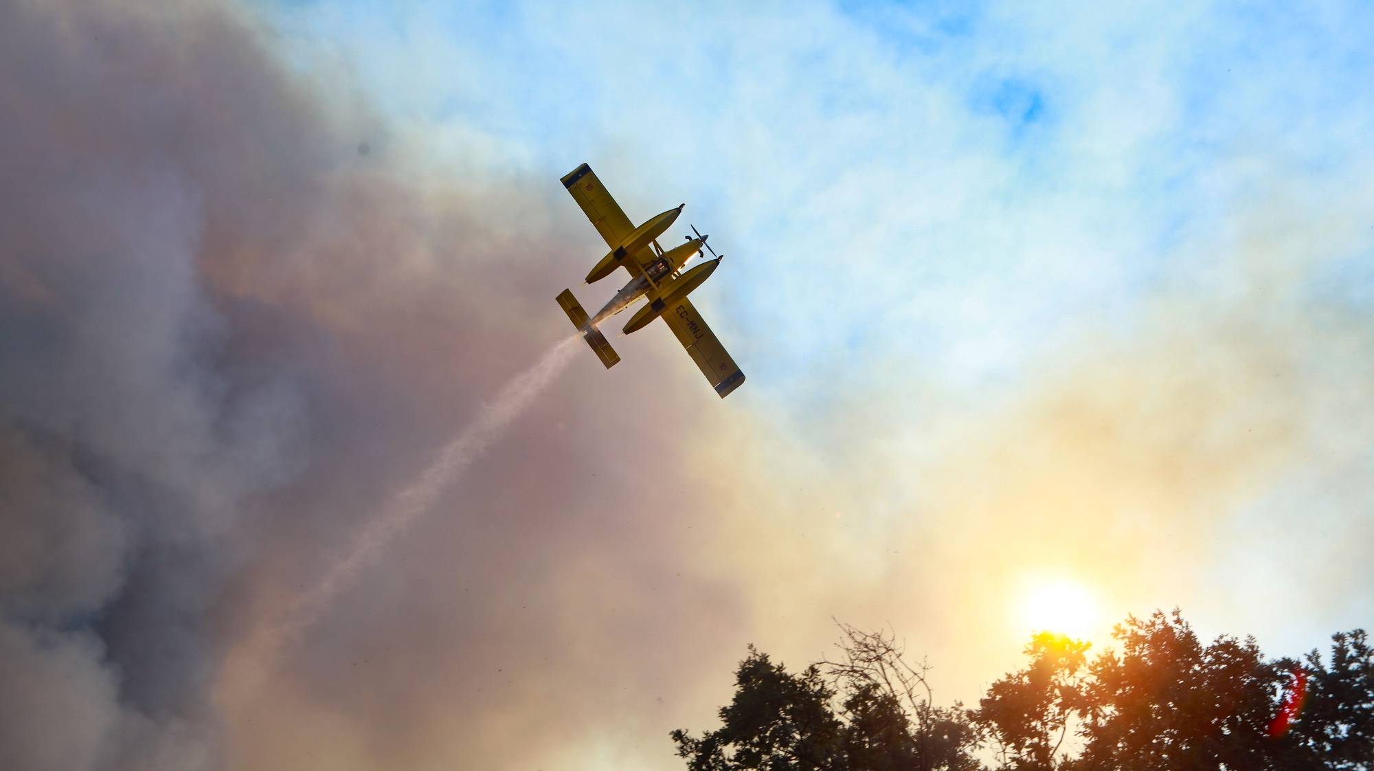 Um avião combate um incêndio que lavra numa zona de mato na freguesia de Benespera, no concelho da Guarda, 07 de julho de 2022. De acordo com a página da Autoridade Nacional de Emergência e Proteção Civil, o incêndio está a ser combatibo por mais de 325 operacionais, apoiados por 96 viaturas e 04 meios aéreos. MIGUEL PEREIRA DA SILVA/LUSA