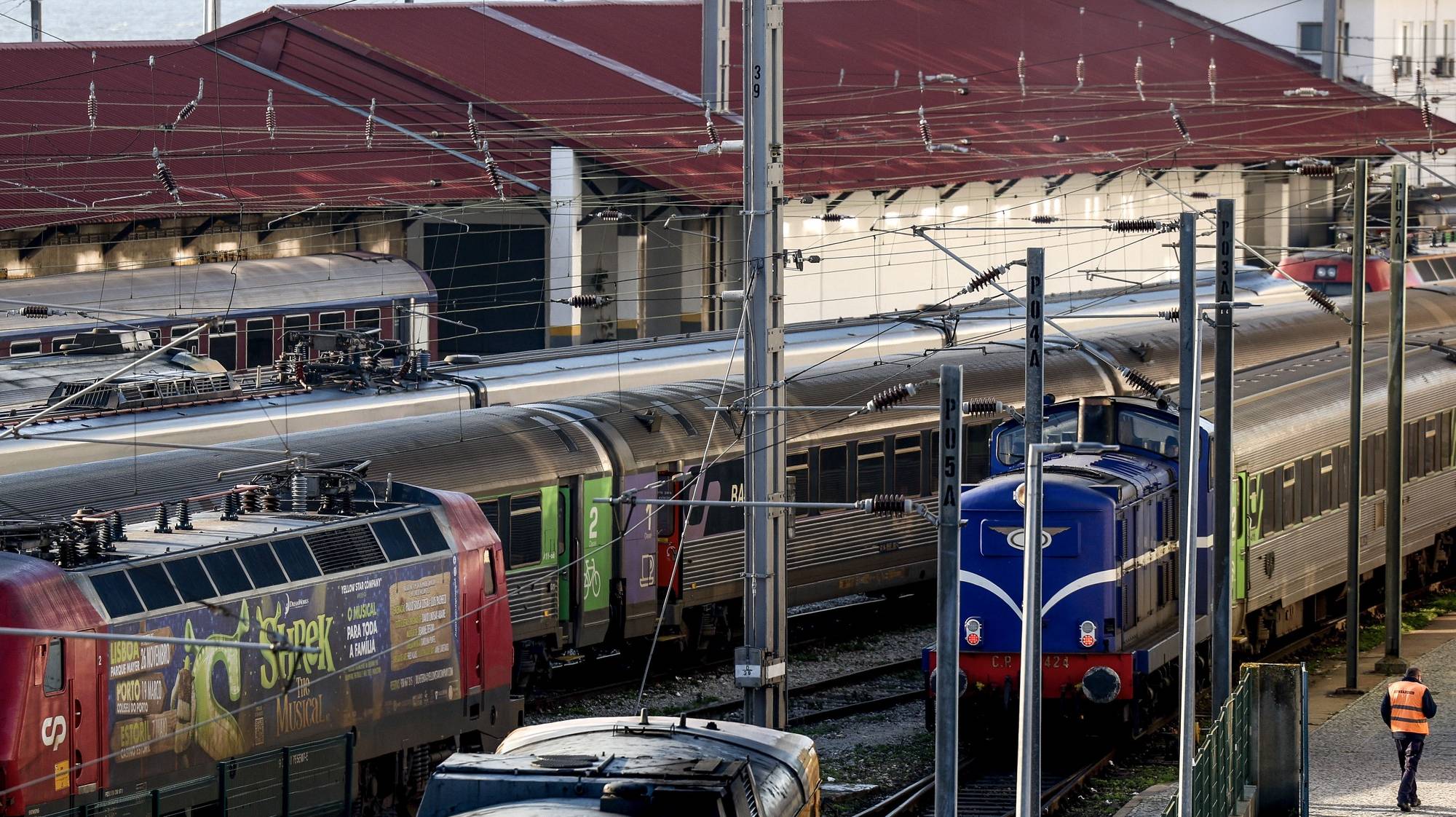 A CP - Comboios de Portugal suprimiu 125 das 245 ligações programadas entre as 00:00 e as 08:00 de hoje, no segundo dia de greve total de maquinistas, na Estação Ferroviária de Santa Apolónia, em Lisboa, 05 de janeiro de 2023. TIAGO PETINGA/LUSA