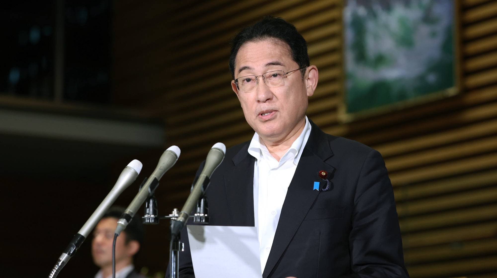 epa11536531 Japanese Prime Minister Fumio Kishida talks to journalist at the prime minister&#039;s official residence in Tokyo, Japan, 08 August 2024 after a magnitude 7.1 earthquake hit southwestern Japan. Japan Meteorological Agency has issued the first advisory on the Nankai Trough earthquake, warning of a possible massive earthquake after the magnitude 7.1 earthquake hitting southwestern Japan. There are no major damage  by the magnitude 7.1 earthquake reported.  EPA/JIJI PRESS JAPAN OUT EDITORIAL USE ONLY/