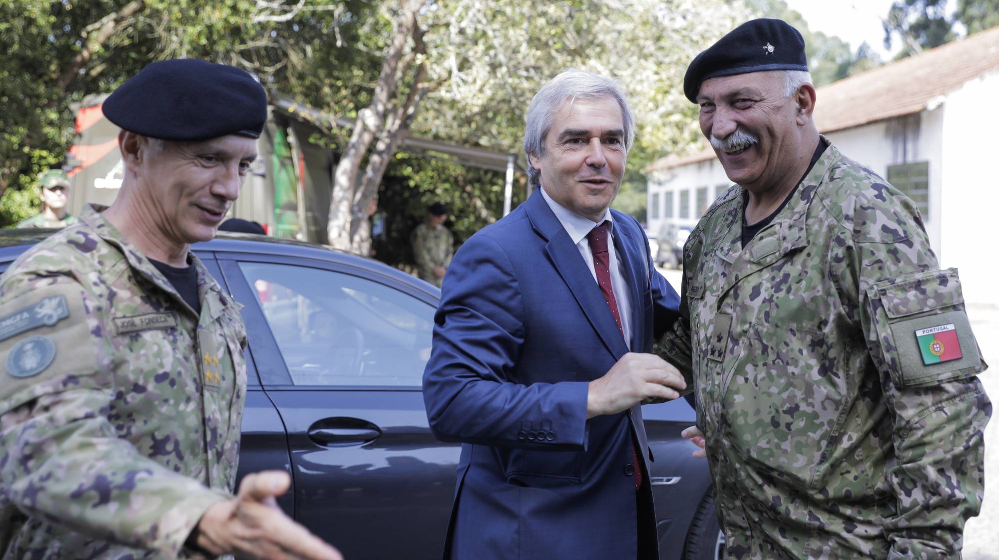 O ministro da Defesa Nacional, Nuno Melo (C), acompanhado pelo Chefe do Estado-Maior-General das Forças Armadas, general José Nunes da Fonseca (E), e pelo Vice-Chefe do Estado-Maior do Exército, Tenente-General Paulo Emanuel Maia Pereira (D), visita capacidades militares para vigilância, deteção e apoio ao combate de incêndios rurais, Marinha Grande, 30 de julho dee2024. As capacidades militares das Forças Armadas são empenhadas diariamente para conduzir operações no âmbito dos incêndios rurais, enquadradas pelo Plano de Apoio ao Dispositivo Especial de Combate a Incêndios Rurais, pelo Plano de Apoio à Diretiva Integrada de Vigilância e Deteção de Incêndios Rurais e pelos Protocolos com o ICNF (Instituto da Conservação da Natureza e das Florestas) e com autarquias locais, de acordo com as solicitações emanadas pelas entidades apoiadas. PAULO CUNHA/LUSA