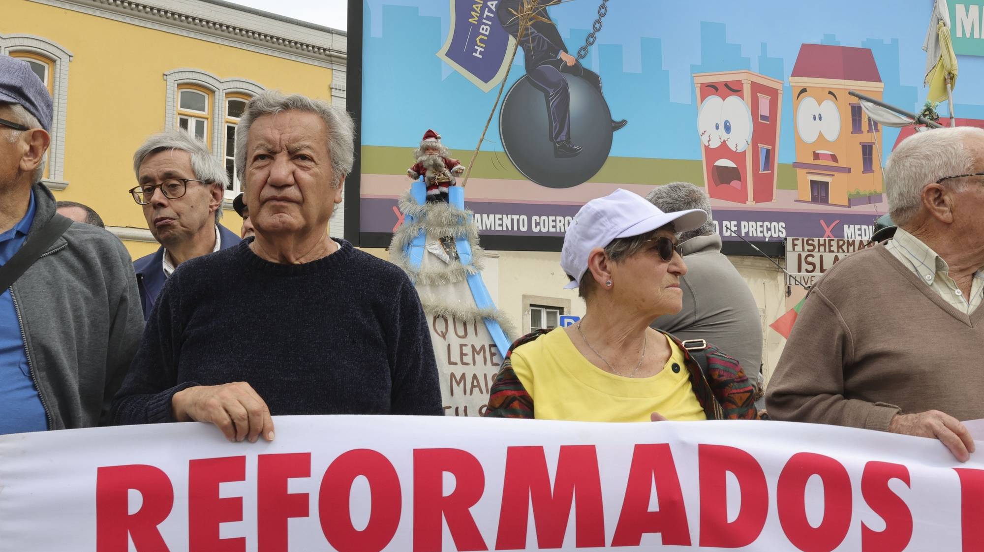 Concentração da MURPI - Confederação Nacional de Reformados, Pensionistas e Idosos, junto à escadaria da Assembleia da República, no dia em que a petição &quot;Pela reposição do poder de compra de todas as pensões&quot;, subscrita pelo MURPI é discutida em plenário na Assembleia da República, para &quot;mostrar como é importante que seja aprovado o aumento extraordinário de 60 euros para todas as pensões e a criação de um cabaz de bens essenciais com preços fixos, de modo a que seja possível para todos continuarem a viver com alguma dignidade&quot;, Lisboa, 12 de abril de 2023. MANUEL DE ALMEIDA/LUSA