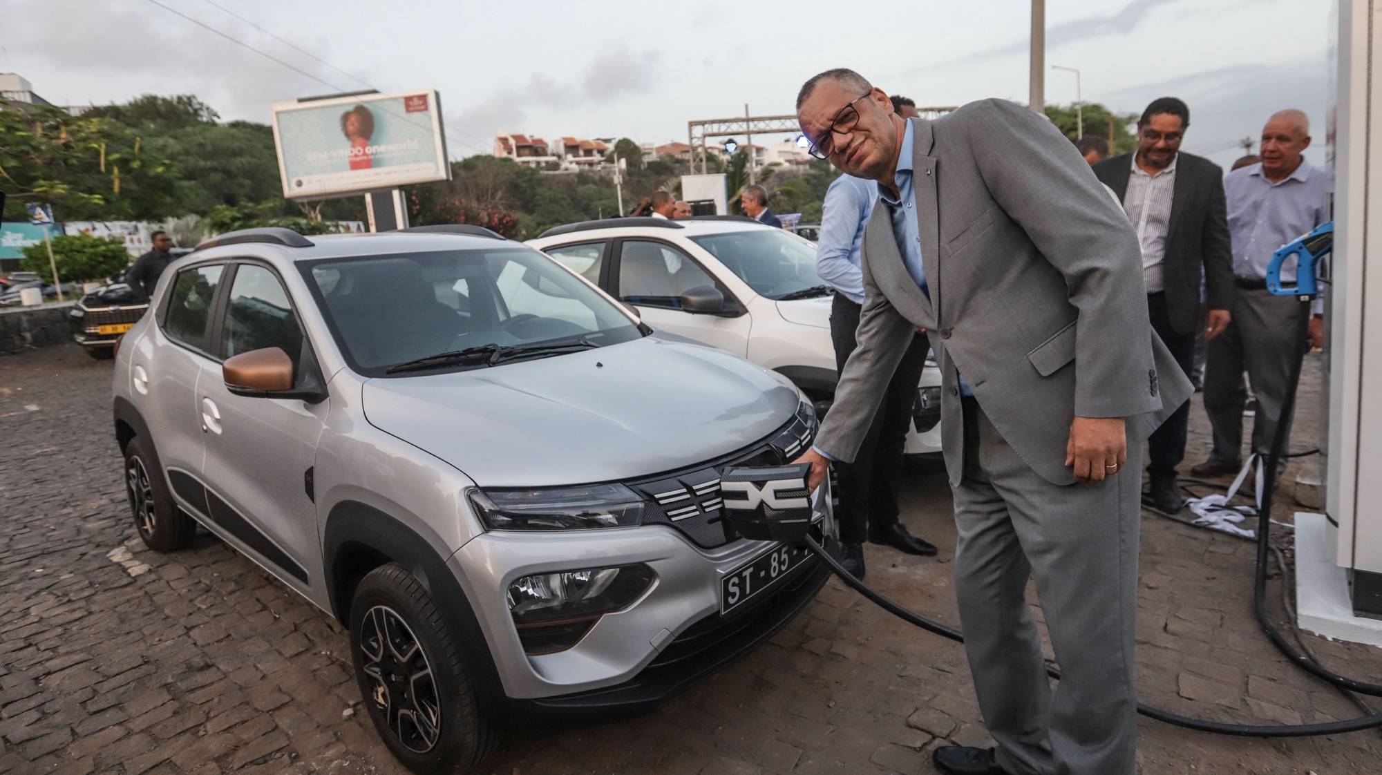 O ministro de Indústria Comércio e Energia, Alexandre Monteiro (C), participa na inauguração do primeiro posto de carregamento rápido para veículos elétricos em Cabo Verde, Cidade da Praia, 10 de outubro de 2023. ELTON MONTEIRO/LUSA