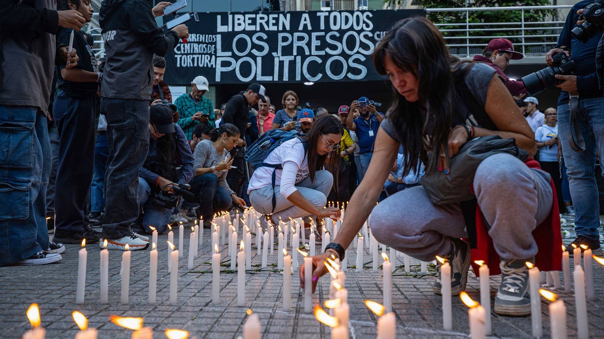 epaselect epa11538489 People attend a national vigil for political prisoners called by the opposition, at Los Palos Grandes square, in Caracas,Venezuela, 08 August 2024. According to a report by EFE, Venezuelan President Nicolas Maduro announced during a march on 03 August, that 2000 protesters were arrested. The opposition have been protesting against the official results of Venezuela&#039;s 28 July presidential elections and called on the international community to recognize opposition candidate Edmundo Gonzalez as the election winner. The Venezuelan National Electoral Council (CNE) on 02 August 2024 proclaimed Nicolas Maduro as re-elected president of Venezuela.  EPA/Henry Chirinos