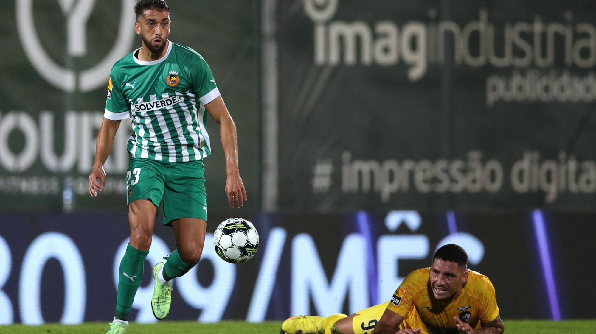 O jogador do Rio Ave, Josué Sá (E), disputa a bola com o jogador do Portimonense, Yago Cariello, durante o jogo da Primeira Liga de Portugal, realizado no estádio do Rio Ave Futebol Clube, em Vila do Conde, 24 de outubro 2022. ESTELA SILVA/LUSA