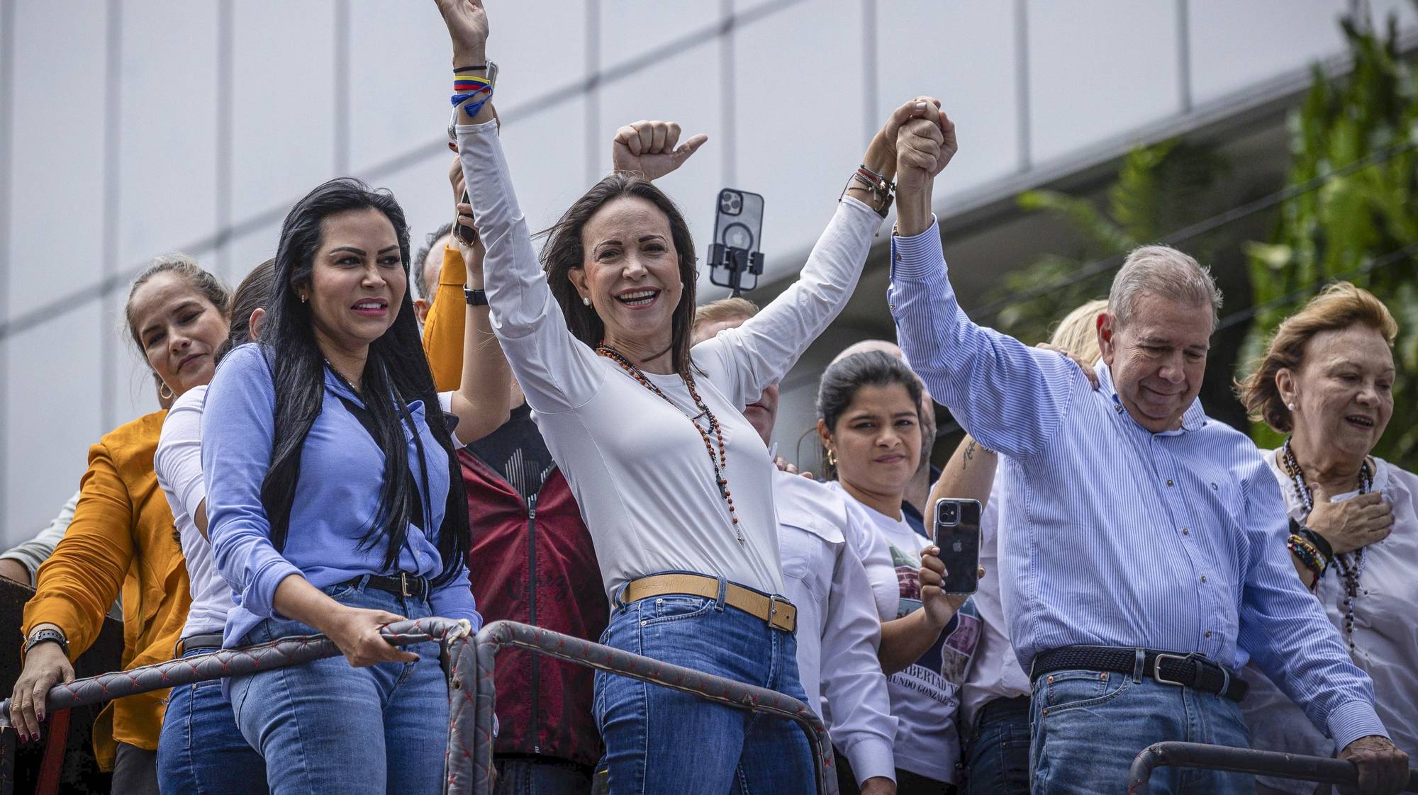 epa11510280 Venezuelan opposition leader Maria Corina Machado (2L) and presidential candidate Edmundo Gonzalez Urrutia (2R) participate in a rally in Caracas, Venezuela, 30 July 2024. Thousands of Venezuelans gathered in Caracas on 30 July in an event called by the majority opposition, to reject for the second consecutive day what they consider to be fraud in the official results of the National Electoral Council (CNE), which proclaimed Nicolas Maduro as re-elected president with 51.2 percent of the votes.  EPA/HENRY CHIRINOS