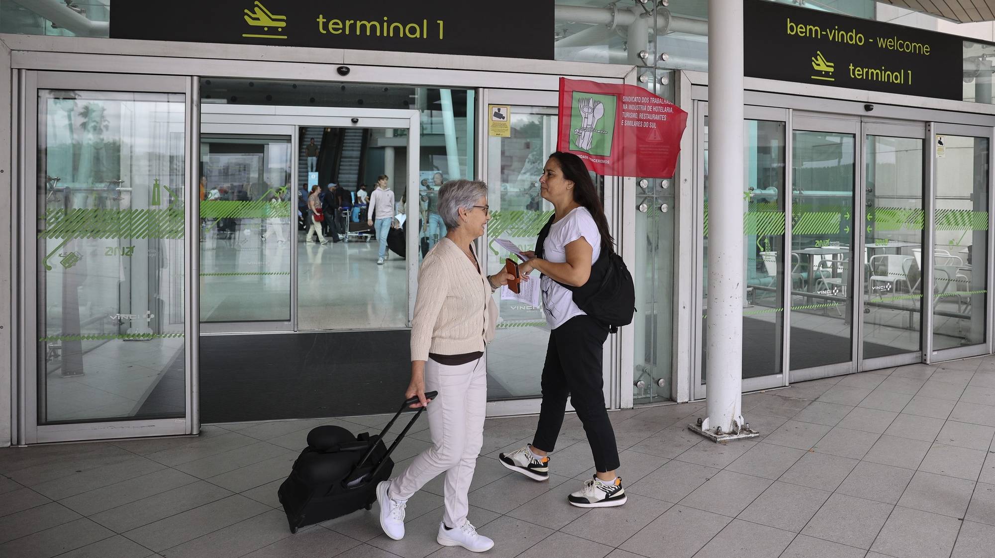 CORREÇÃO DA LEGENDA - Trabalhadores do setor de hotelaria e alojamentos entregam panfletos durante uma ação que decorre no âmbito da quinzena de luta nacional dos hotéis de 17 a 28 julho, convocada pelo Sindicato dos Trabalhadores nas Indústrias da Hotelaria, Restauração e Turismo e Similares do Sul, no Aeroporto Humberto Delgado, em Lisboa, 24 de julho de 2023. ANTÓNIO COTRIM/LUSA